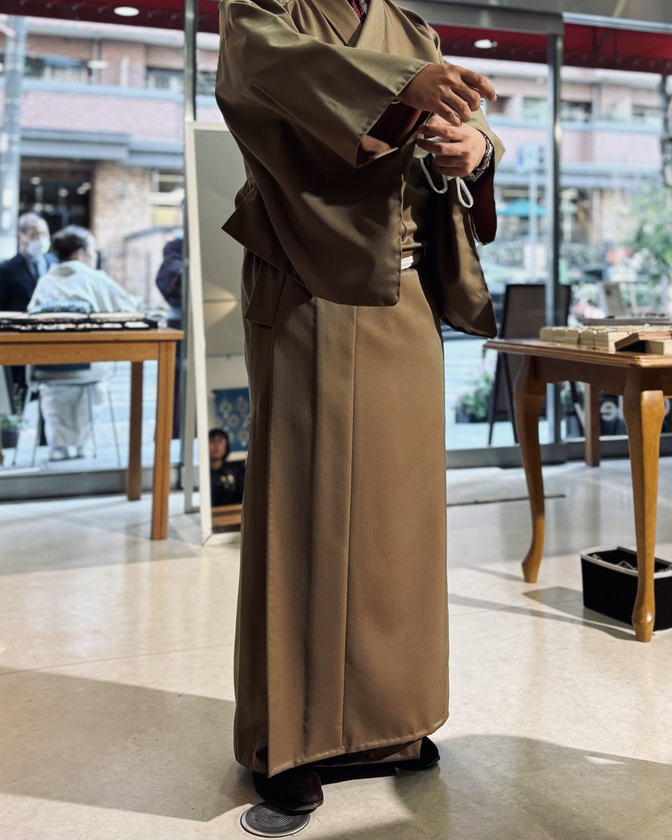 shimamachitter's tweet photo. ENGLISH FABRIC IN KIMONO.
クラシコおじさん達が大好きな #solaro で仕立てたお着物をご試着頂いております。
100年を超える歴史を持つこの織り。
舶来の高級紳士服地としての〝羅紗〟のポテンシャルは洋服だけで無く、着物においても抜群でした。
#着物 #和装 #着物コーデ #着物男子 https://t.co/Gw0HGEHFvT