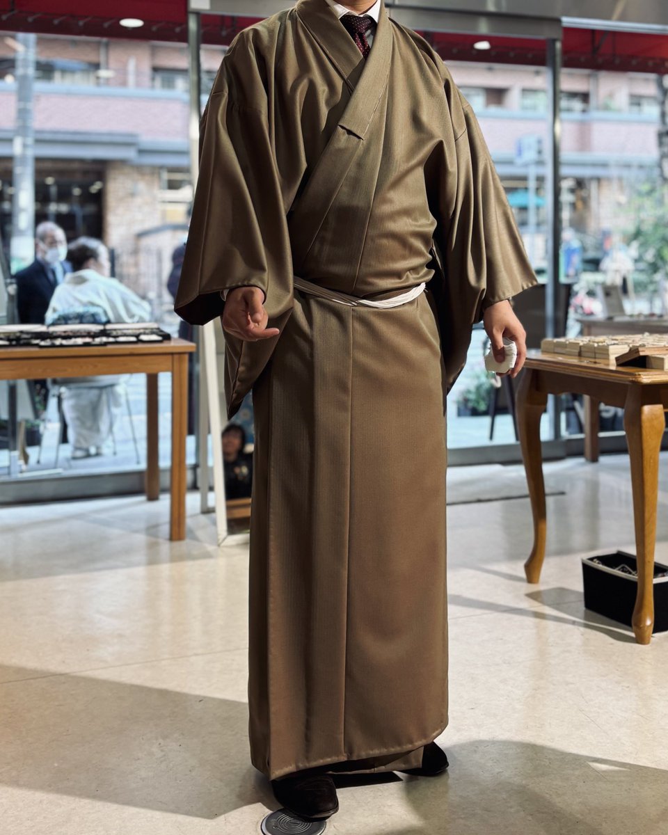 shimamachitter's tweet photo. ENGLISH FABRIC IN KIMONO.
クラシコおじさん達が大好きな #solaro で仕立てたお着物をご試着頂いております。
100年を超える歴史を持つこの織り。
舶来の高級紳士服地としての〝羅紗〟のポテンシャルは洋服だけで無く、着物においても抜群でした。
#着物 #和装 #着物コーデ #着物男子 https://t.co/Gw0HGEHFvT