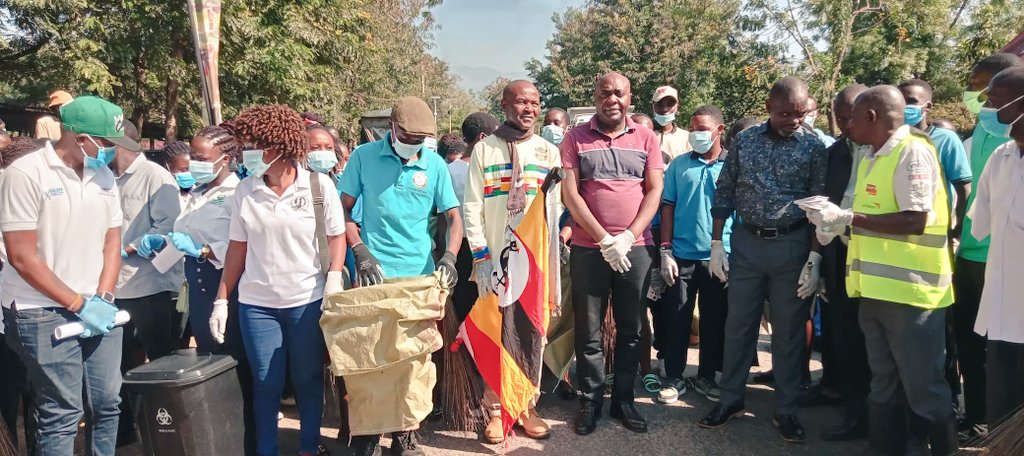 Maru_foundation's tweet photo. Proud to have been part of the #KaseseClean_Up exercise today with @KaseseTourism, other actors & the local community.
These among other activities support the strengthening of ecosystems & building climate resilience.
#DestinationKasese #CleanKasese #wtpEARTH #ResistanceEarth https://t.co/xwPNRfPAMv