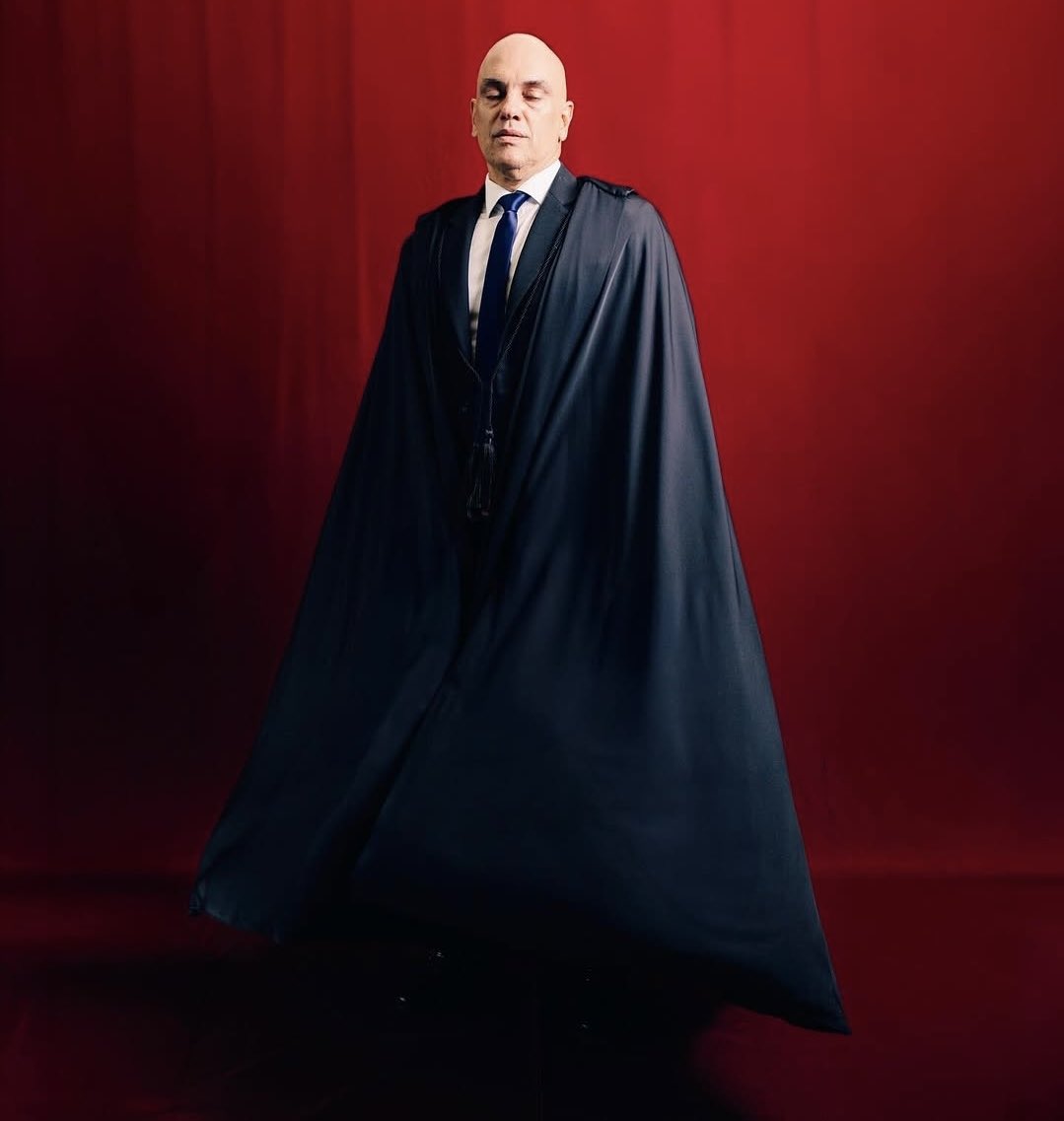Vi muitas piadas sobre essas fotos. Mas vocês estão entendendo a real gravidade disso? Ele é um juiz da Suprema Corte; o relator do principal processo do país.

Essa foto escandalosa (e macabra) foi tirada durante uma entrevista concedida à revista americana The New Yorker, uma