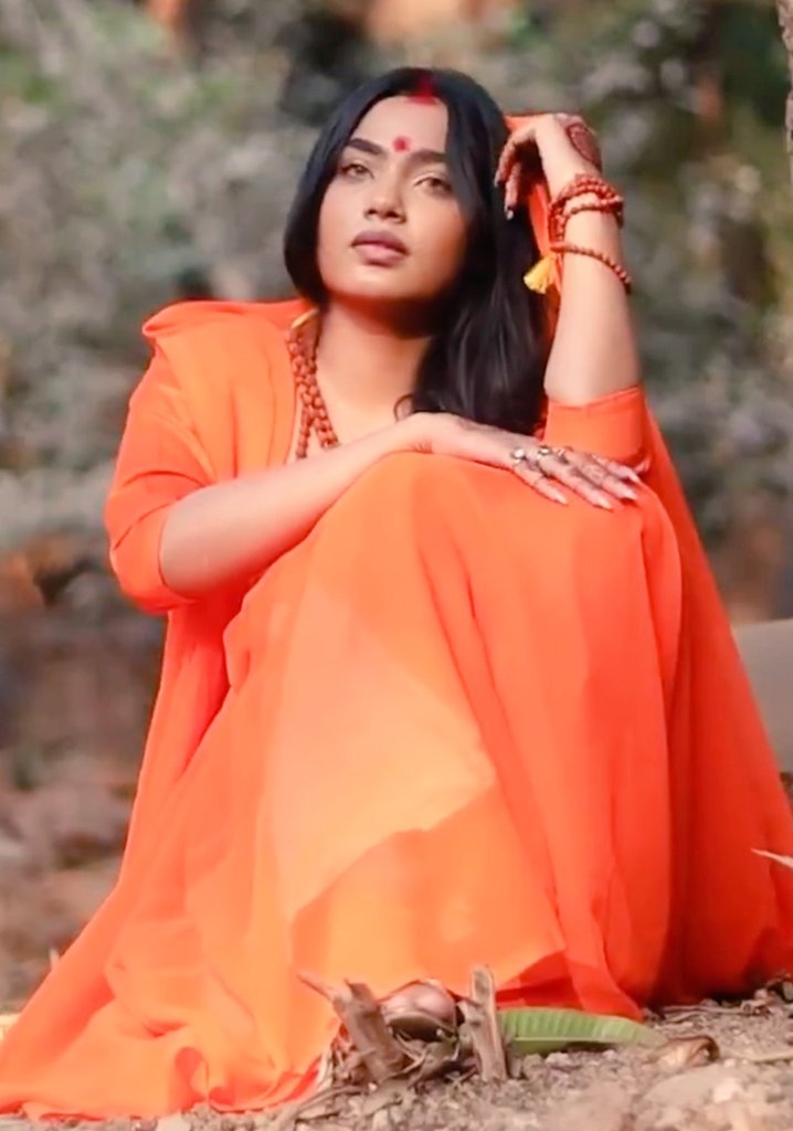 इनका नाम्  तमकीन खान है..

तमकीन का जन्म एक कट्टर मुस्लिम घर में हुआ
जहाँ सभी इस्लामिक रीति रिवाजों को बेहद संजीदगी से फॉलो किया जाता था

तमकीन भी बाकी मुसलमानों की तरह मदरसा में पढ़ती थी लेकिन पढ़ाई में अच्छा होने की वजह से इनके पिता ने इन्हे अच्छे स्कूल से पढ़ाया..

खबर है कि