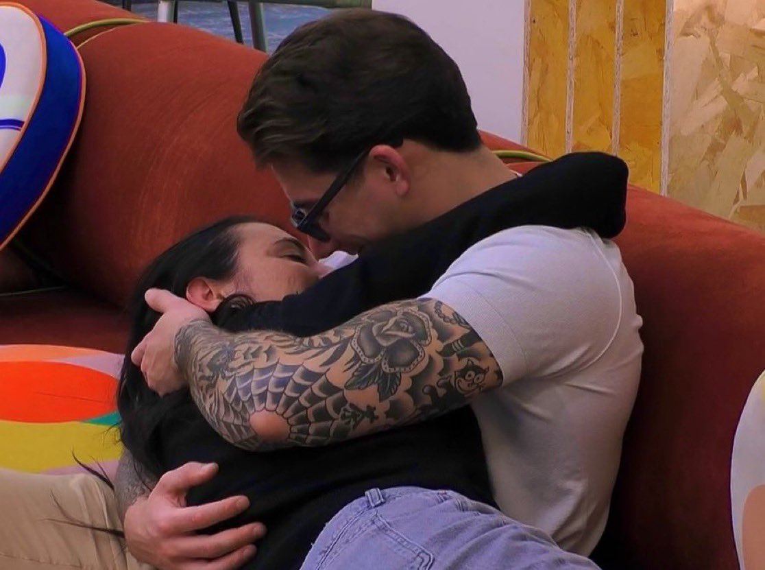 pami10011983's tweet photo. Questo momento qui, loro parlavano di vita vera, fuori da quella casa, vita che ora possono vivere finalmente!

RACCOTATECI L'AMORE
#Tommavi 
#tommaviXverissimo
#Verissimo https://t.co/pj44ALip9V