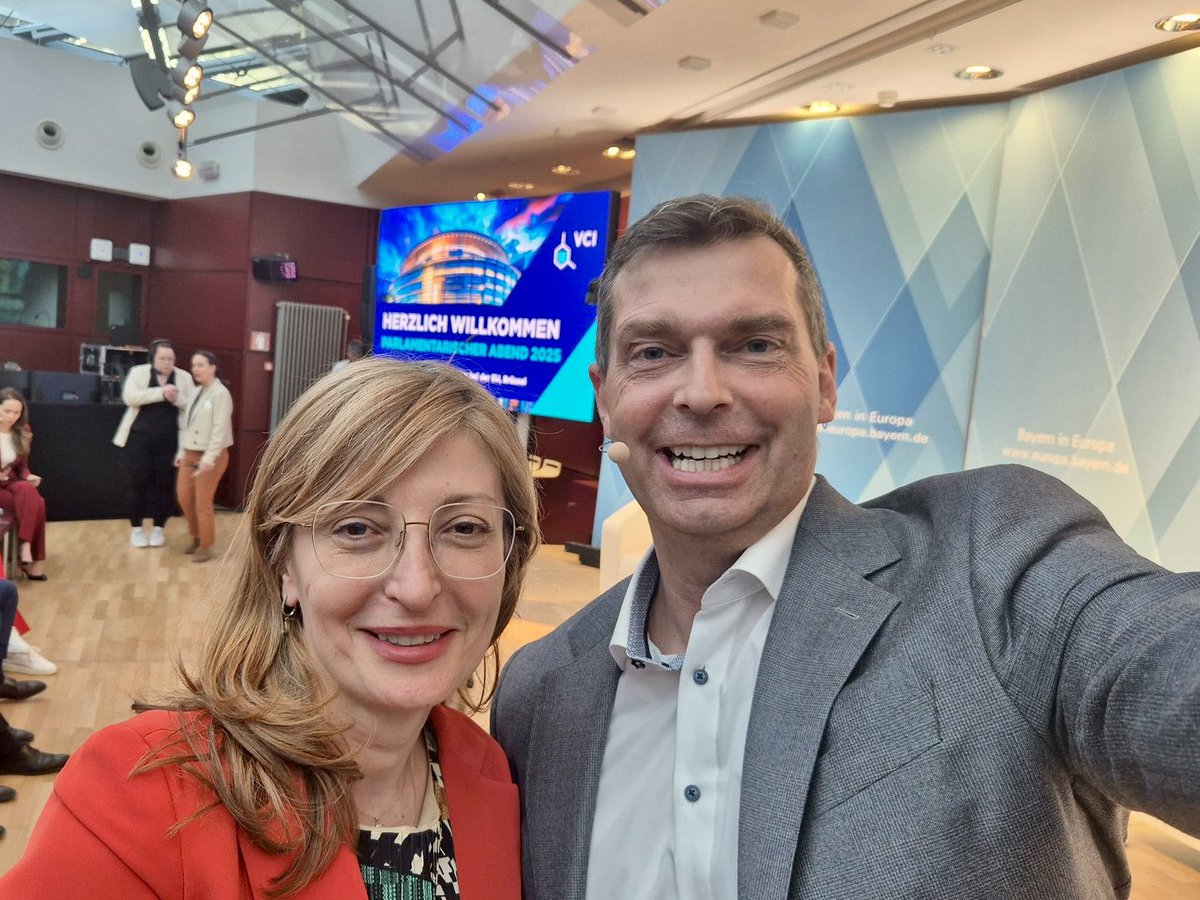 Europa sind wir alle - von innovativen Start-ups bis zu etablierten Industrieunternehmen! 
Eines meiner Highlights gestern Abend beim <a href="/chemieverband/">VCI</a>: Die Keynote von <a href="/EZaharievaEU/">Ekaterina Zaharieva</a>. Ihre Impulse zu Europas Innovationskraft &amp; Initiativen wie dem EU Innovation Act machen Mut. Danke!