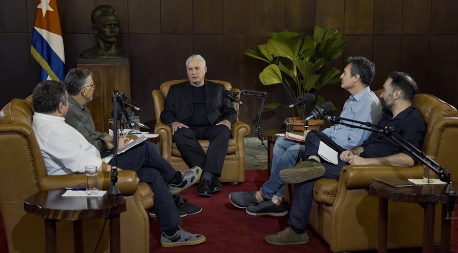 🇨🇺 <a href="/DiazCanelB/">Miguel Díaz-Canel Bermúdez</a>: El pueblo cubano todos los días está dando lecciones de ejemplaridad y heroísmo: "Lo que sí les puedo asegurar, y responsablemente me atrevo a decirlo en nombre de la mayor parte del pueblo cubano, es que aquí no se rinde nadie".
#CubaVencerá