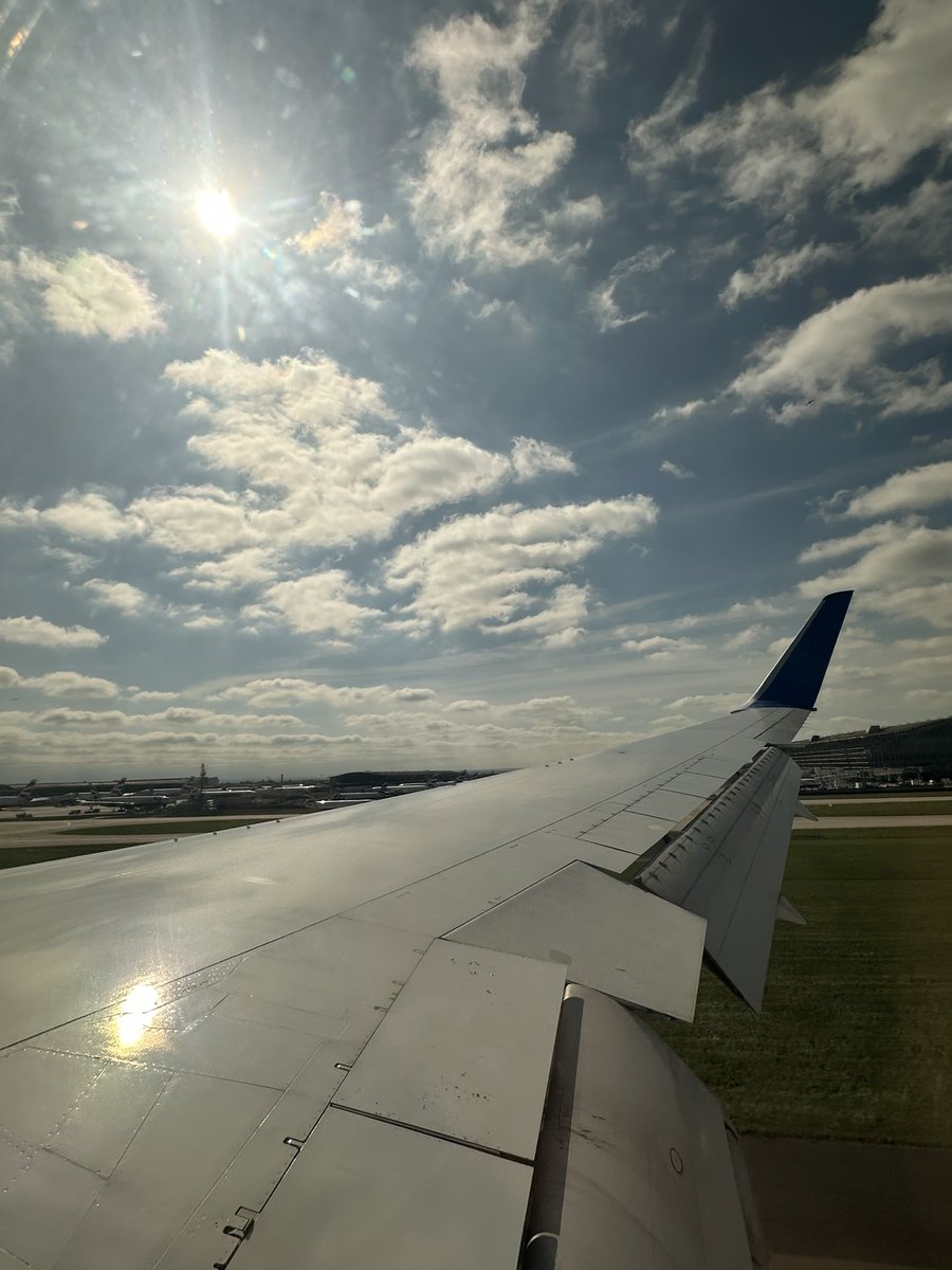 simmonet's tweet photo. @seoconspiracy @googleadviseur @gramm_football @OmiSido @RemcoTensen @schachin @AndyBeard @searchrook @bhartzer @DavidAmerland @MontseCano @essentialskill @eYordanov @GrowMap @Ronaldosbornebc @via_marketing_ @zigojacko @babar_seo @davidiwanow @marc_laclear @Dixon_Jones @MalharBarai @bison_seo @moniscope @RicRodriguez_UK @kristileilani @JarnoVanDriel @Netanel @darth_na @robinlmay @JohnMu @terryvanhorne @SEOJoBlogs @rustybrick @micahfk @IAmJoseNieves @chippy @JudithLewis @jennyhalasz @dergal @laurentbourelly @searchmartin @MalteLandwehr @JonDMyers @laurent Hello sunshine! And hello London! 🇺🇸🇬🇧 #FlapsDown #Wingshot https://t.co/B5zz74GhXI