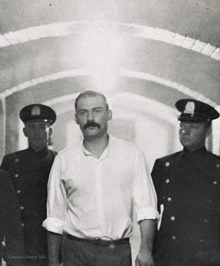 Rossella660's tweet photo. "Io voglio un tetto per ogni famiglia, pane per ogni bocca, educazione per ogni cuore, luce per ogni intelligenza"

Il 9 aprile 1927 il tribunale 
di Boston condannava a morte 
gli anarchici Nicola Sacco e 
Bartolomeo Vanzetti.

Il 9 Aprile 1933 nasce Gian Maria Volonte' https://t.co/6wyIyVMw75
