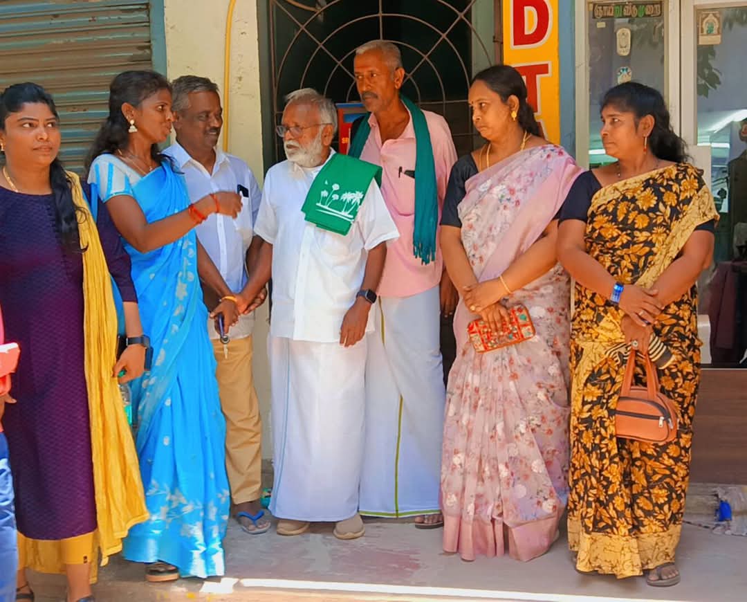 jayapriyaNTK's tweet photo. இன்று மறைந்த காங்கிரஸ் மூத்த தலைவர் ஐயா குமரி அனந்தன் அவர்களின் மறைவுக்கு புகழ் வணக்கம் செலுத்த வந்த தமிழ் நாடு கள் விடுதலை இயக்க ஒருங்கிணைப்பாளர் ஐயா நல்லசாமி அவர்களுடன்🙏🙏
#SenthamizhanSeeman 
@Seeman4TN @ThangamariN https://t.co/f7Z27LCKDa