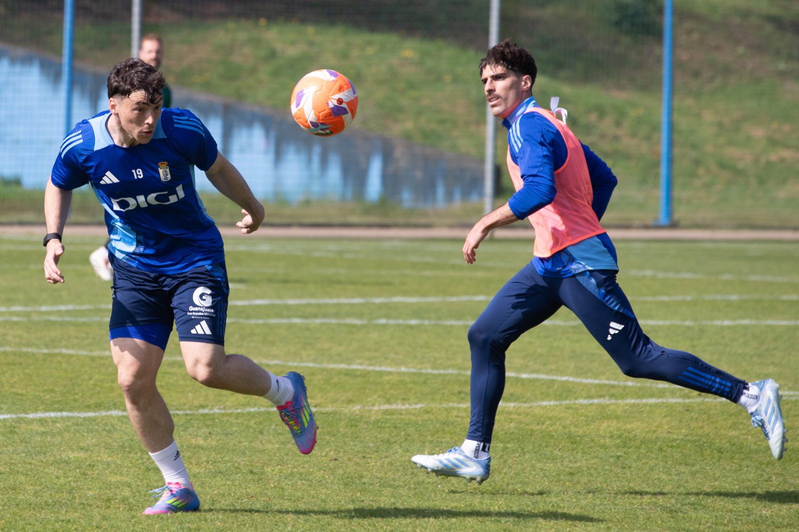 Fede Viñas y Nacho Vidal durante un entrenamiento. Fuente: Real Oviedo.