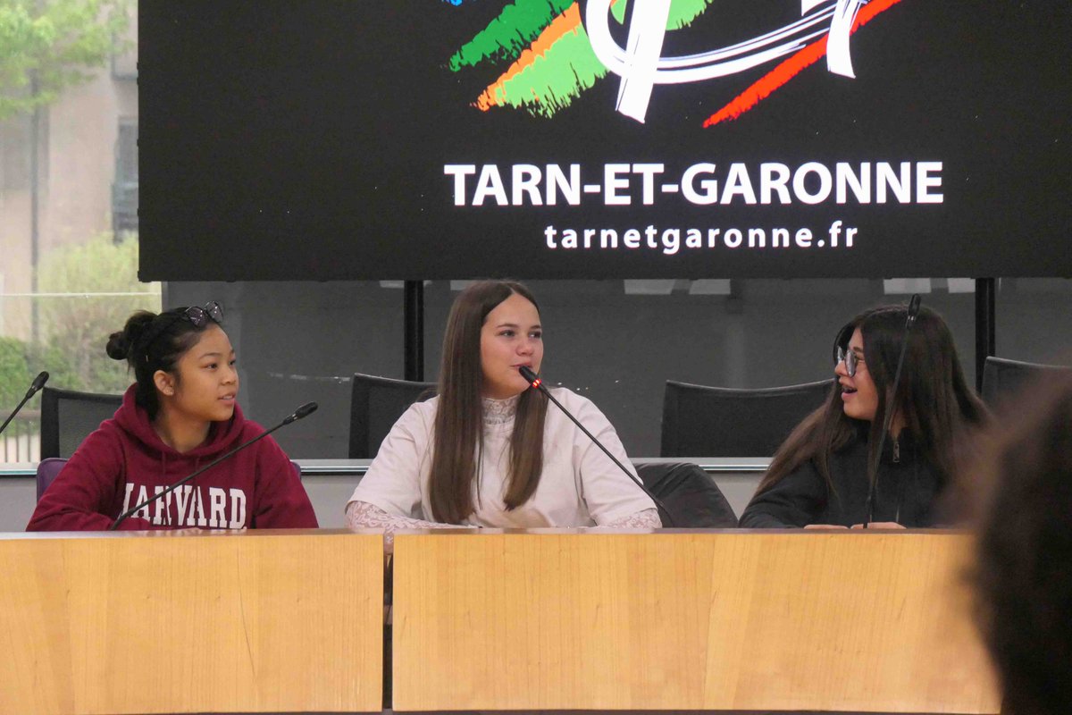 tarnetgaronne82's tweet photo. 👩‍🎓👩‍💼
Aujourd’hui, le @tarnetgaronne82 a accueilli les élèves du @ClgIngres pour échanger avec trois conseillères départementales sur la place des femmes en politique. Dominique Sardeing, Catherine Bourdoncle et Nadine Sinopoli ont partagé leurs expériences de femmes engagées.👏 https://t.co/S5OIuyeAy3