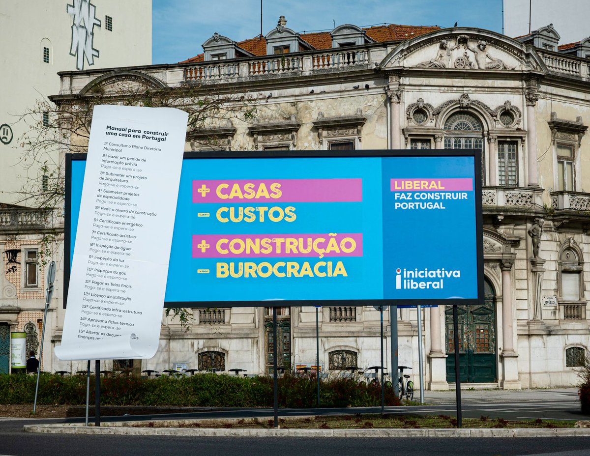 LiberalPT's tweet photo. 🏘 LIBERAL FAZ CONSTRUIR PORTUGAL 

MAIS CASAS

Há um enorme problema no acesso à habitação em Portugal que sucessivos governos não fizeram nada para resolver. Pelo contrário, o problema agrava-se de ano para ano. 

Os jovens não conseguem sair de casa dos pais. É inaceitável.

Só há um forma de o resolver e é pela oferta: mais construção, mais casas, mais habitação.

A Iniciativa Liberal tem na resolução do problema da habitação a sua prioridade. Algumas medidas essenciais no programa eleitoral, compromisso da Iniciativa Liberal para governar:

1/ Baixar o IVA da construção para 6%

2/ Criação de um Código Único do Arrendamento para clarificar e simplificar a legislação

3/ Criação de um Código Único da Construção (simplificação legislativa)

4/ Pré-Licenciamento urbanístico automático em áreas definidas pelos PDM

5/ Aumento de terrenos disponíveis para construção, incentivando a construção em altura

6/ Incentivo à construção especificamente destinada ao arrendamento (build-to-rent), com benefícios fiscais e contratos estáveis para investidores

7/ Disponibilização urgente do património imobiliário público inutilizado para habitação

LIBERAL FAZ CONSTRUIR PORTUGAL