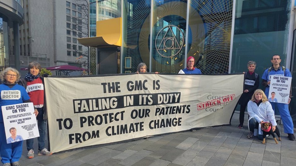 1🧵

Health workers and patients gathered outside the <a href="/gmcuk/">GMC</a> council meeting in Manchester today in
solidarity with Dr Patrick Hart who became the 3rd GP to be suspended last month as a consequence of his climate activism.