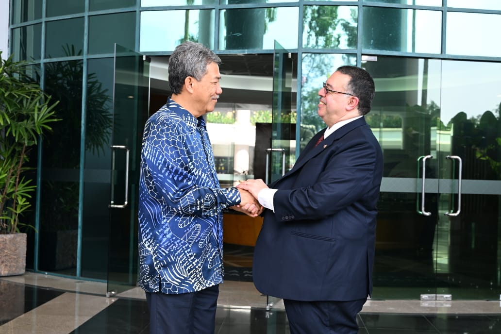 MalaysiaMFA's tweet photo. Foreign Minister Dato' Seri Utama Haji Mohamad bin Haji Hasan received a farewell call from the Ambassador of the Arab Republic of Egypt to Malaysia, H.E. Ragai Tawfik Said Nasr, on 9 April 2025. (1/3)

#MalaysiaEgypt https://t.co/TAQuSRc9my
