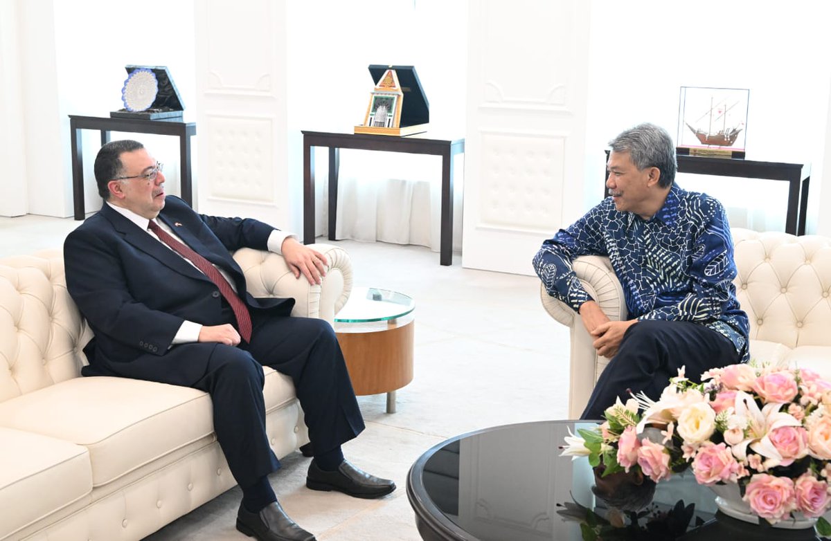 MalaysiaMFA's tweet photo. Foreign Minister Dato' Seri Utama Haji Mohamad bin Haji Hasan received a farewell call from the Ambassador of the Arab Republic of Egypt to Malaysia, H.E. Ragai Tawfik Said Nasr, on 9 April 2025. (1/3)

#MalaysiaEgypt https://t.co/TAQuSRc9my