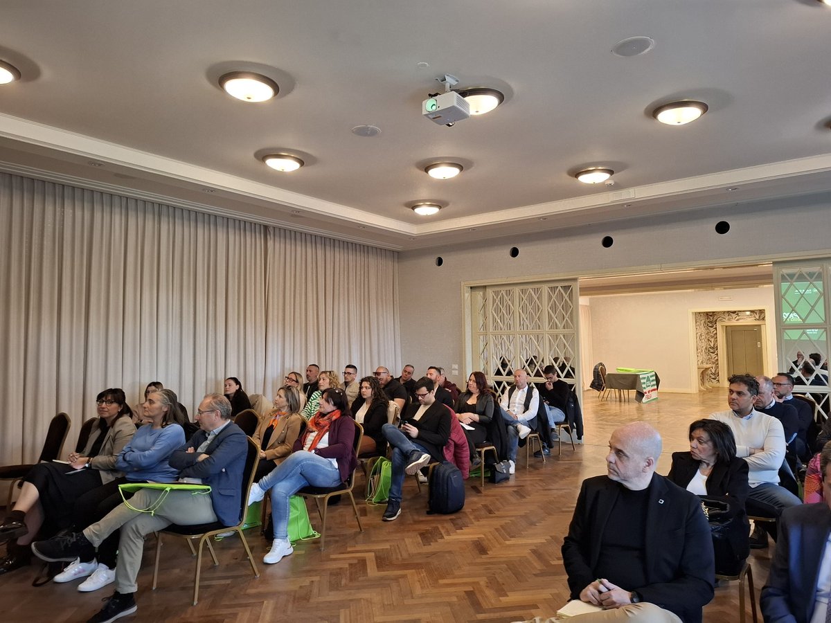 CISLAbruzzoMoli's tweet photo. "La CISL, insieme alla #FeLSA, vuole essere protagonista nei cambiamenti del mondo del lavoro e della società.Noi crediamo nel valore della partecipazione dei lavoratori"il Seg.Gen. #Cisl, Giovanni Notaro,al Congresso della #FelsaCisl AbruzzoMolise con il Seg.Gen. Nazionale Zanda https://t.co/lkDY0Tdk6a