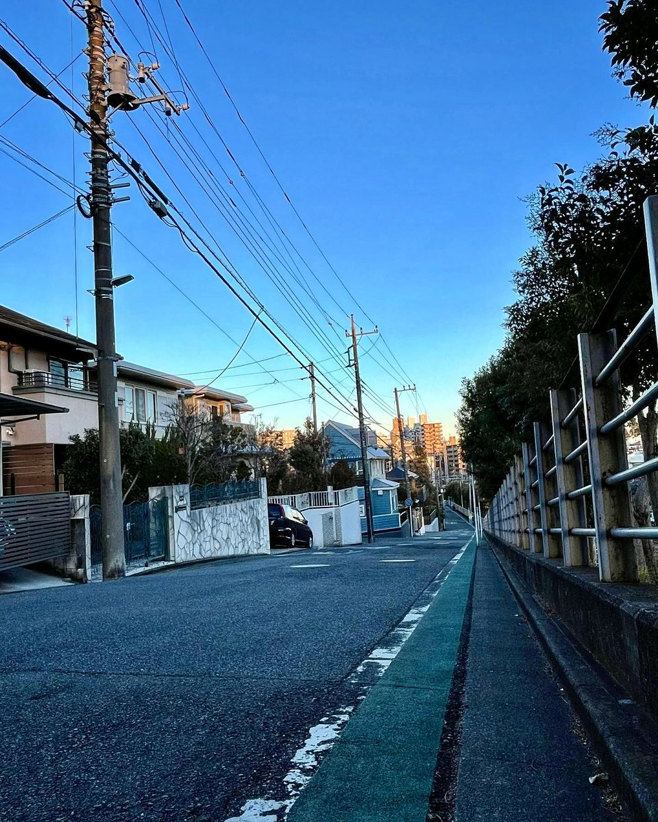 Japanaffinity's tweet image. Fascination is what I feel for those parallels lines, either above or below us!
#goldenhour #japan #photographer #photographie #photography #lines