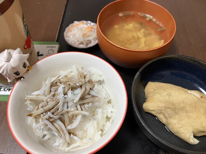昨晩酔っ払って作った巾着、鶏そぼろと筍と白菜とえのきをいい感じに炒めたものとうずら卵が入っておりました美味い