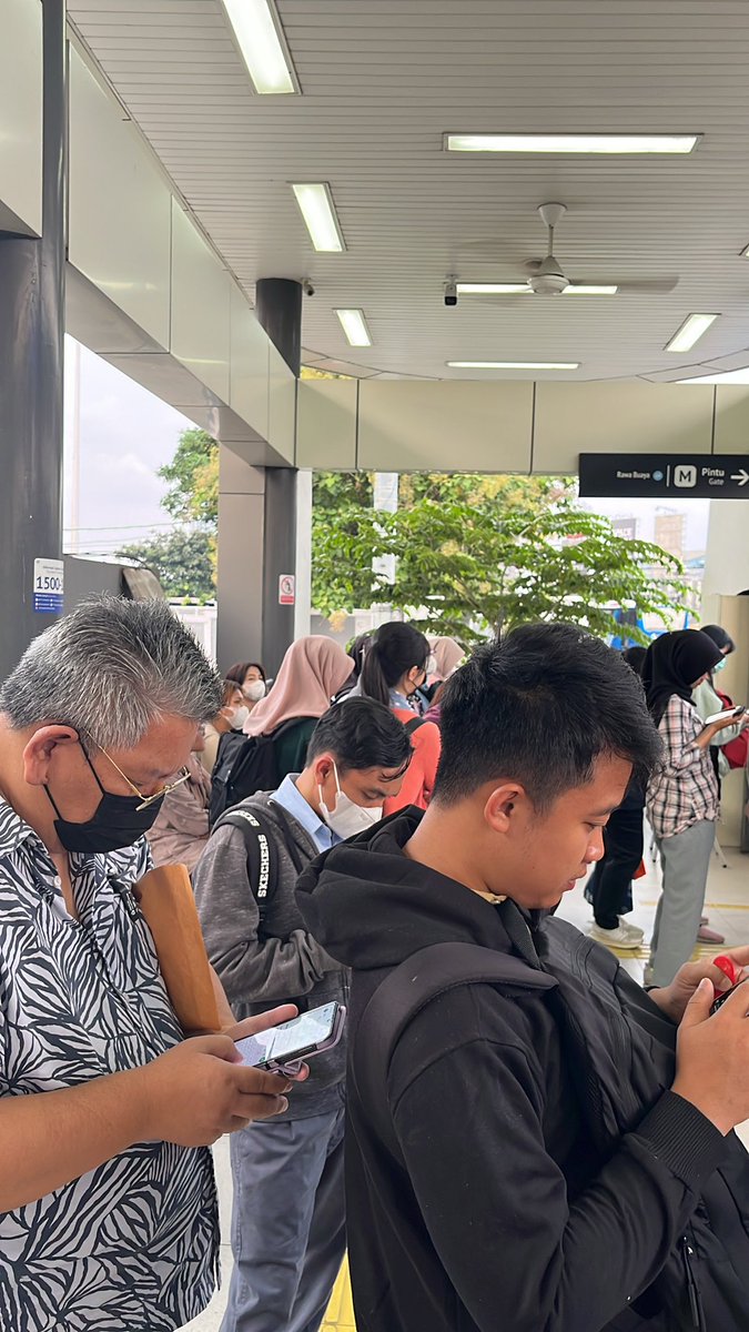 saskiafebe's tweet photo. mau antrian yg seberapa panjang lg smp bus rute 2A armada nya mau di tambahin? hehehe tiap pagi dan sore begini~ armada yg bekas bus rute 2 ada yg nganggur gak? kan banyak tu, nambah bus bus elektrik juga @PT_Transjakarta paling penyelesaiannya disuru transit balai kota WKWK maaf https://t.co/yd5kI7spfu