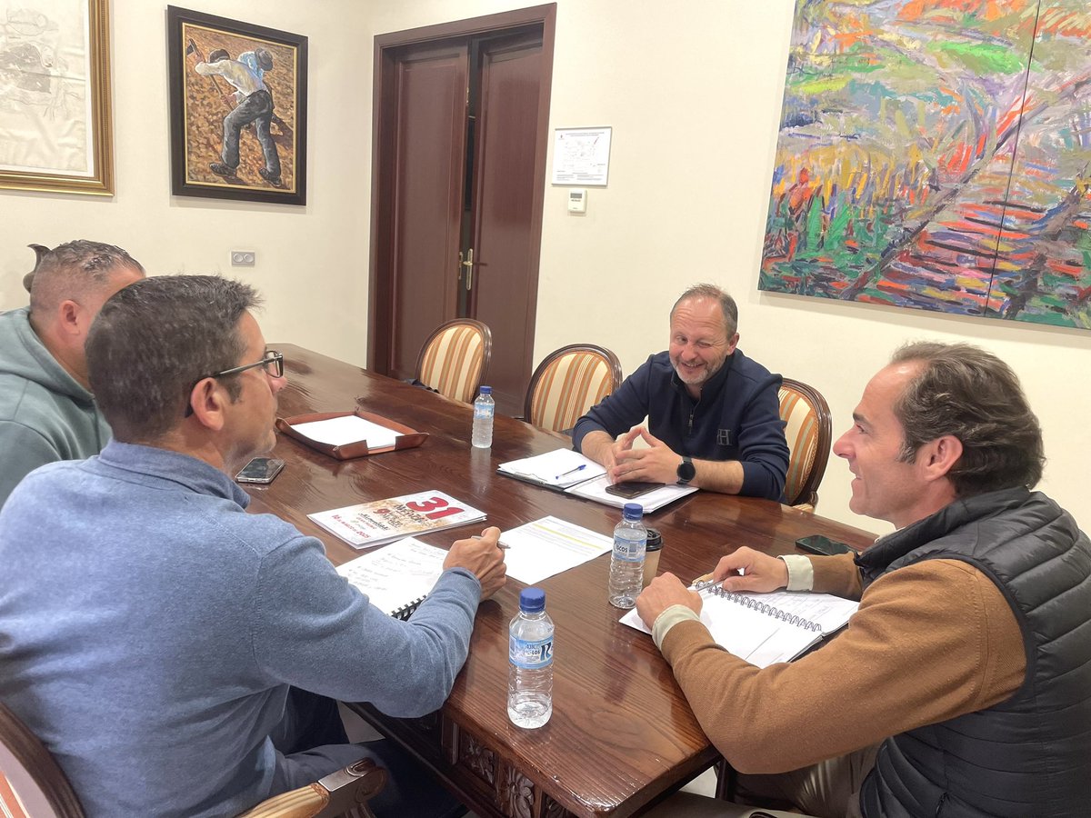 JuanParejoFdez's tweet photo. Reunión hoy con el CD. San Roque⚽️ en el @aytodebadajoz Muy pronto tendrán las instalaciones de la Picuriña disponibles. Seguimos trabajando codo con codo con los clubes de Badajoz https://t.co/i76h2dITqD
