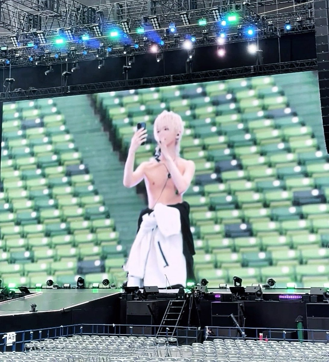 世界初、西武＆東京ドームで脱いだ活動者