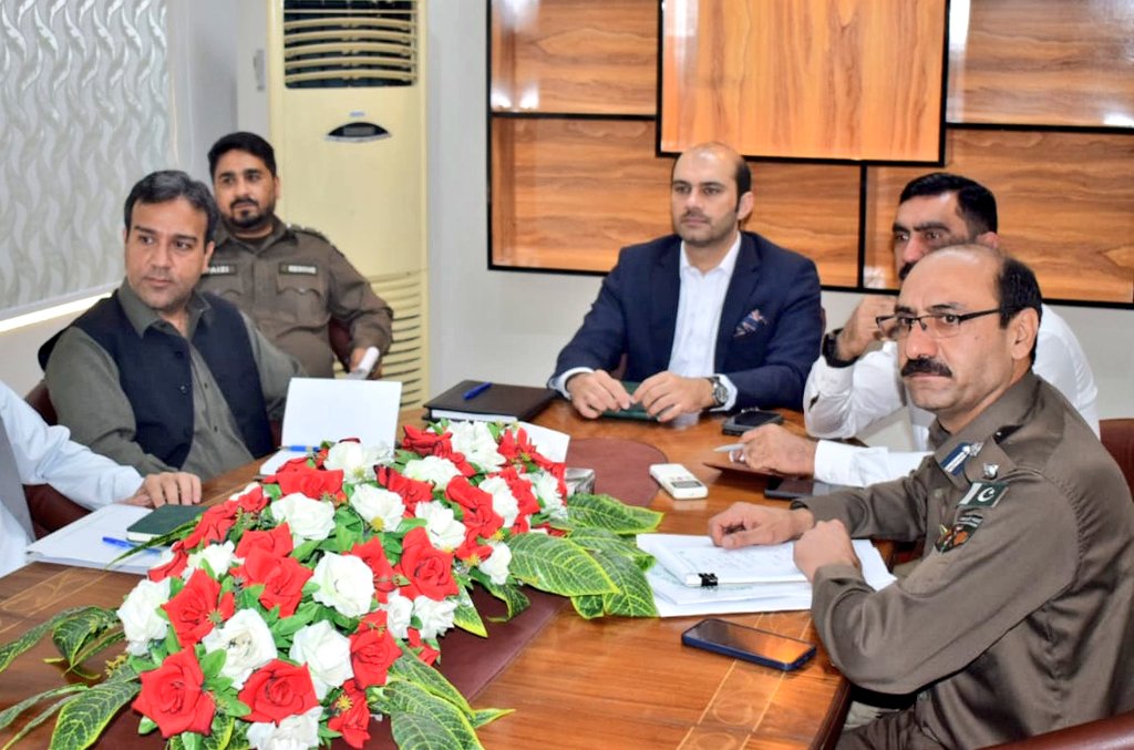 KPRescue1122's tweet photo. ڈائریکٹرجنرل ریسکیو1122 شاہ فہد کی ڈسٹرکٹ ایمرجنسی آفیسرز سے ملاقات

ریسکیو1122 سروسز حکومت خیبرپختونخوا کافخر ہے جس طرح مختلف ایمرجنسیز میں یہ اہلکار خدمات فراہم کرتے ہیں جوقابل ستائش ہے
ریسکیو1122 کو مزیدمستحکم اور جدید ترین خطوط پرلانے کےلیے تمام تروسائل بروئے کارلائے جائیں گے https://t.co/xpMEluOPUH