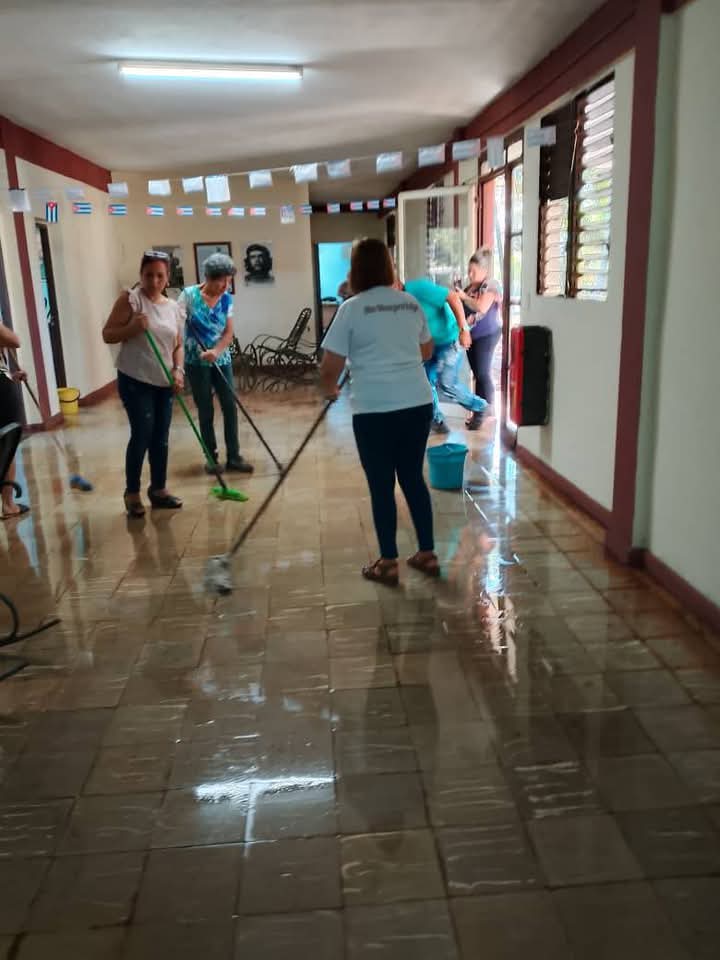 En en la Dirección General de Salud se realiza cambio de labor para higienizar y engalanar la sede en saludo al 1ro de Mayo.
#PorCubaJuntosCreamos
#SaludMoa te informa en #HolguínSí