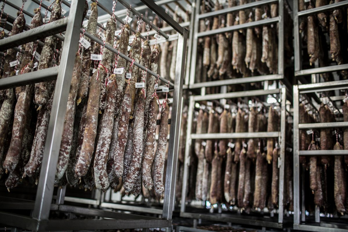 En nuestros #secaderos nuestra esencia se mantiene intacta: nuestros embutidos, jamones y paletas #ibéricos se impregnan de unos mohos naturales que, junto a un proceso de curación tradicional -heredado de generación a generación-, adquieren un sabor y aroma tan característico.😍