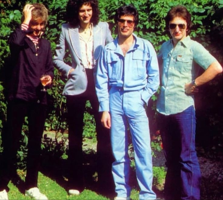 spikebulsara's tweet photo. 作業着でもオーラあふれる初見フレディと初見メンバー写真です #FreddieMercury #BrainMay #RogerTaylor #JohnDercon https://t.co/diVGjASPHi
