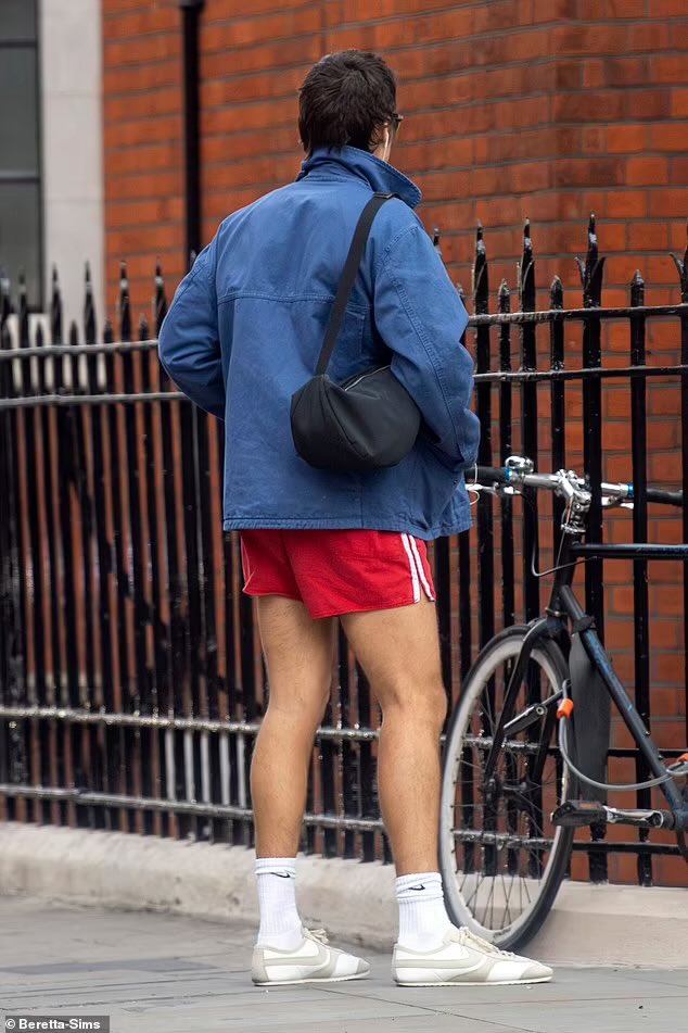 hsdcandids's tweet image. Harry out and about in London - April 8