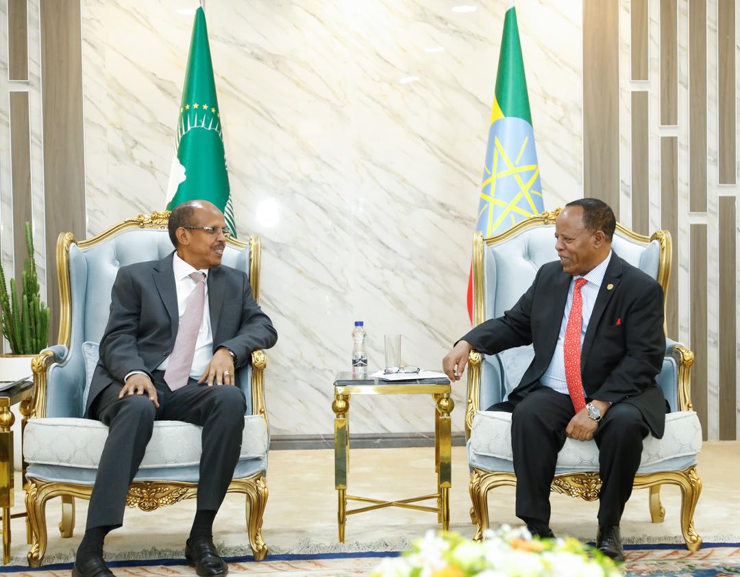 The Chairperson of the <a href="/_AfricanUnion/">African Union</a> Commission <a href="/ymahmoudali/">Mahmoud Ali youssouf</a> met with H.E. <a href="/TayeAtske/">Taye Atske Selassie</a> , President of the Federal Democratic Republic of #Ethiopia at the State House. Their discussions focused on regional peace and security, the AU’s mediation efforts in South Sudan, Sudan, and