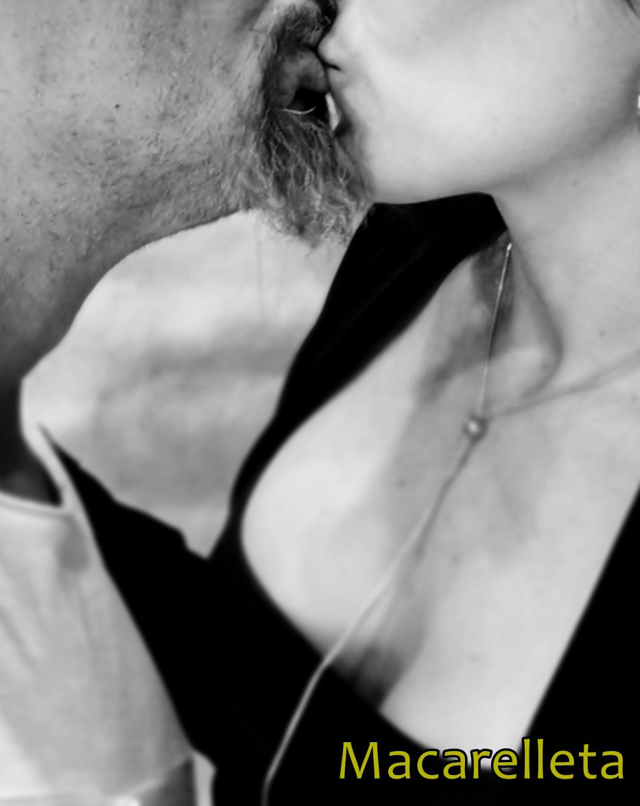 _Macarelleta's tweet photo. Un beso ajeno con permiso no cuenta como traición... Cuenta como travesura deliciosa 😏💫 

¿Darías permiso a tu pareja para besarnos? 

Dale RT si darías permiso 😏

#ohfidelio #swingers #openminded #DupSW https://t.co/342uDAuDUT