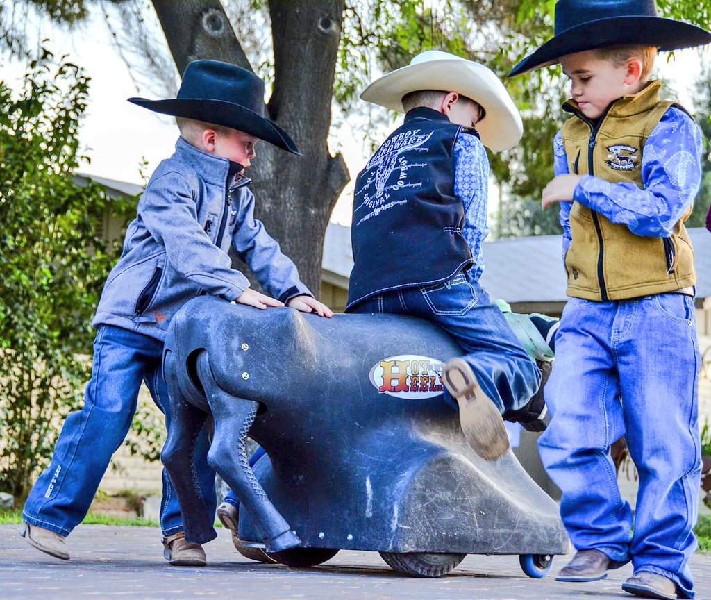 どうも、カウボーイのオジサンです。
僕が小さい頃はこんなイベントに行っては周りの大人に憧れたものです、トルネード吉田さんも僕の憧れた人です。

15歳以下無料です！

是非お子さんや親戚の子供達を連れて来て下さい🤠👍

#WildHonkyTonk
[TwiPla] 
WILD HONKY TONK 3rd
 twipla.jp/events/662675