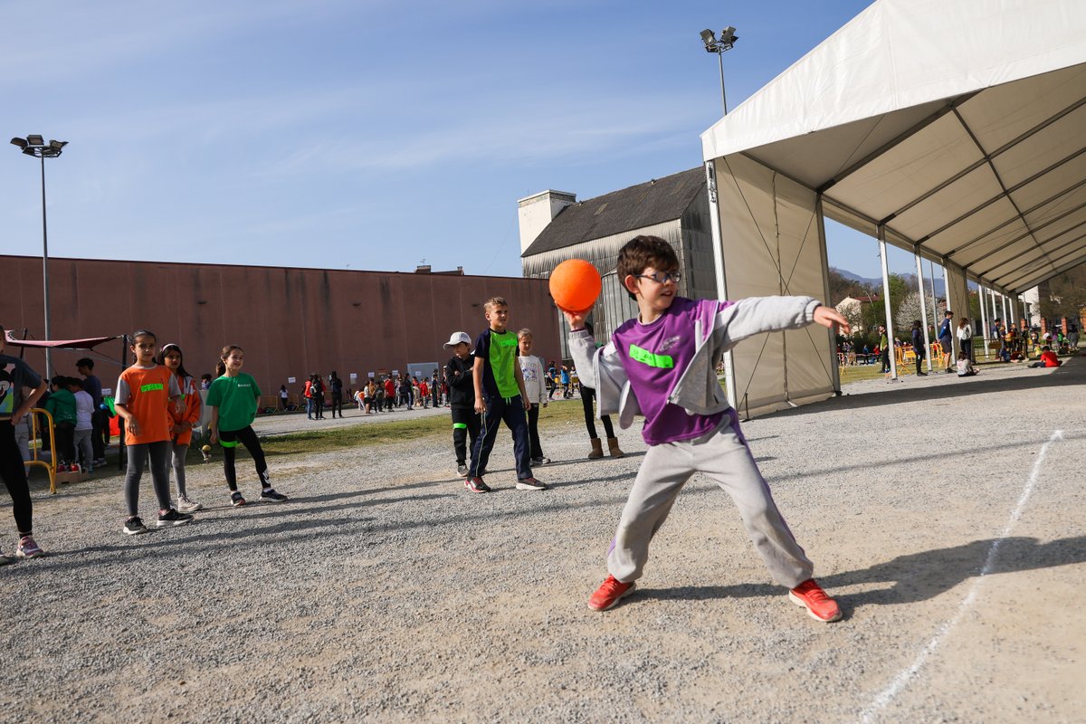 oloteducacio's tweet photo. ⛳️🤸‍♀️🪀Avui més de 610 alumnes de 3r de primària juguen amb el #Rodajoc!

Una activitat que els acosta als jocs tradicionals i de carrer i afavoreix la seva relació amb l'entorn i altres centres.

🙌Hi han participat 20 escoles d'#Olot i la #Garrotxa.

🔗https://t.co/OWLrGBerTu https://t.co/i3GEDXkiRt