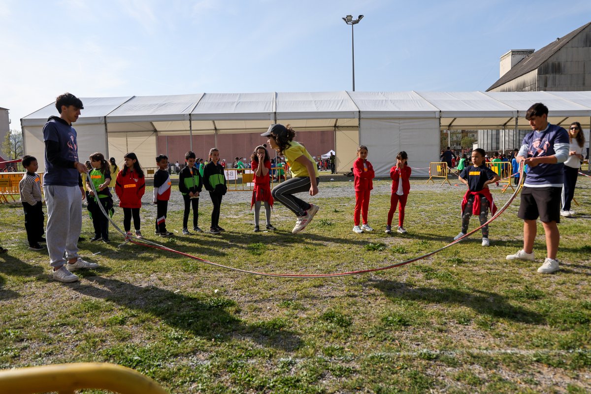 oloteducacio's tweet photo. ⛳️🤸‍♀️🪀Avui més de 610 alumnes de 3r de primària juguen amb el #Rodajoc!

Una activitat que els acosta als jocs tradicionals i de carrer i afavoreix la seva relació amb l'entorn i altres centres.

🙌Hi han participat 20 escoles d'#Olot i la #Garrotxa.

🔗https://t.co/OWLrGBerTu https://t.co/i3GEDXkiRt