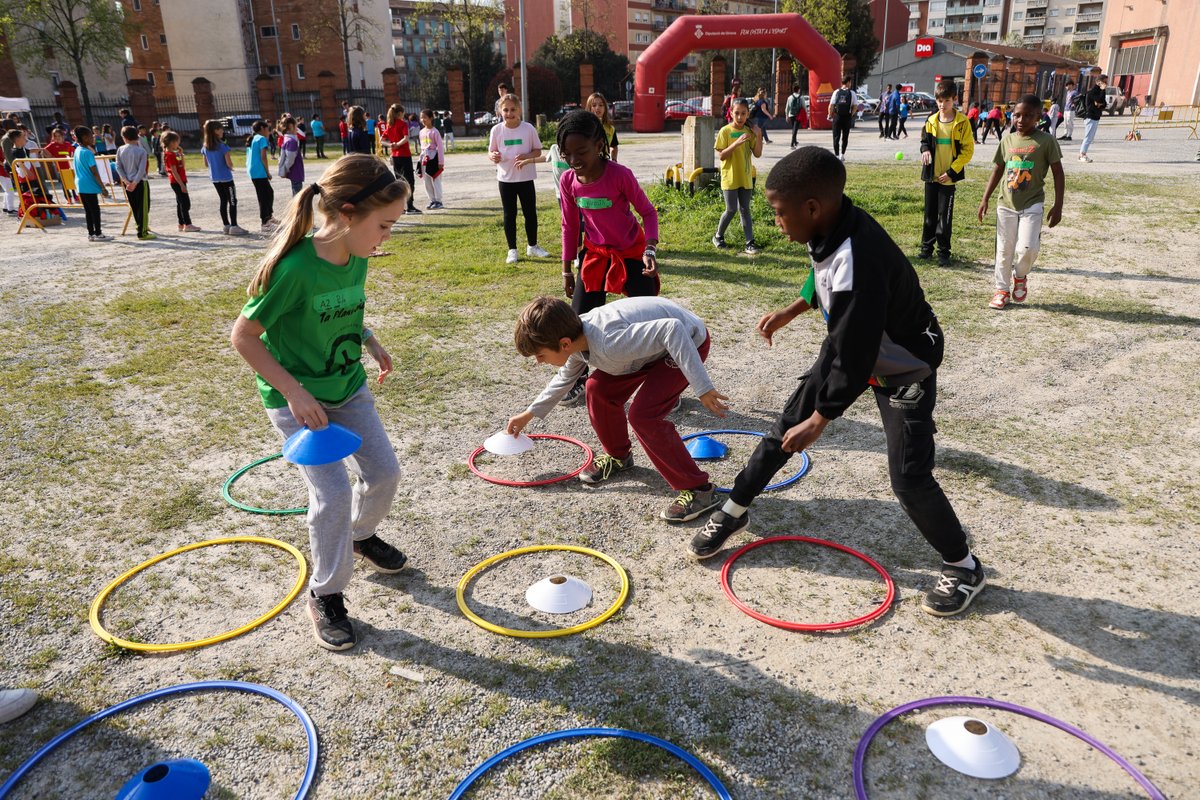 oloteducacio's tweet photo. ⛳️🤸‍♀️🪀Avui més de 610 alumnes de 3r de primària juguen amb el #Rodajoc!

Una activitat que els acosta als jocs tradicionals i de carrer i afavoreix la seva relació amb l'entorn i altres centres.

🙌Hi han participat 20 escoles d'#Olot i la #Garrotxa.

🔗https://t.co/OWLrGBerTu https://t.co/i3GEDXkiRt