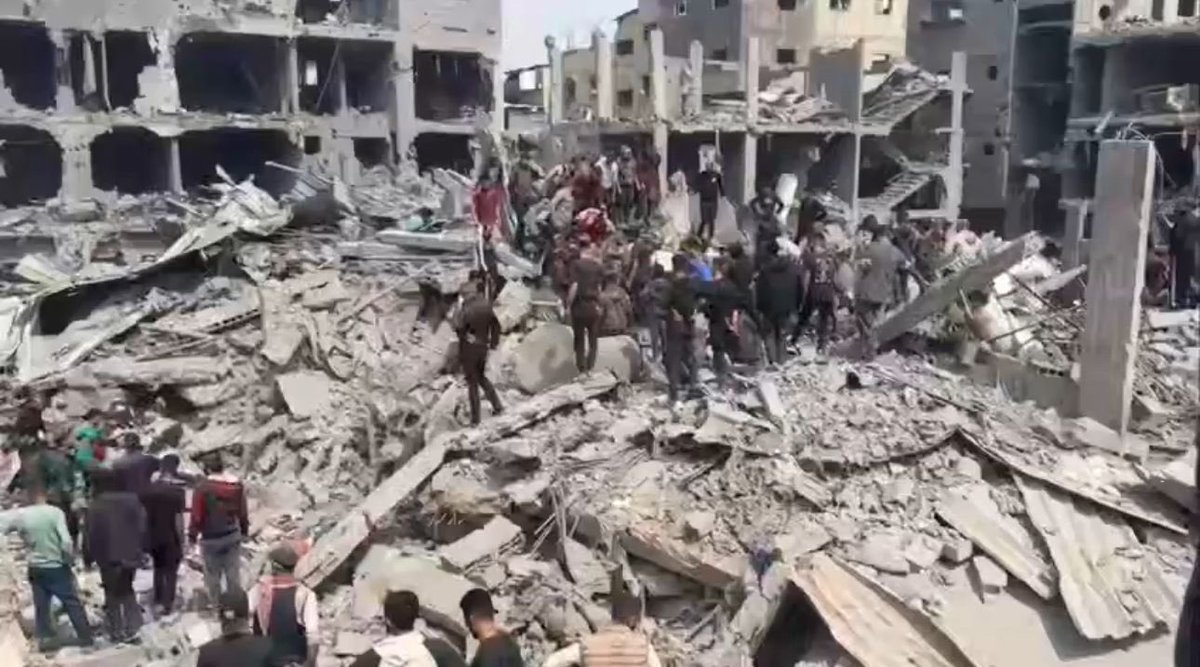 Hakeam's tweet photo. مجزرة الشجاعية .. 

ارتفاع حصيلة المجزرة في حي الشجاعية إلى أكثر من 30 شهيدًا وأكثر من 50 مصابًا حتى الآن.

ولا تزال الكارثة تتفاقم، حيث ترد بلاغات عن وجود 30 شخصًا، بينهم أطفال، عالقين تحت الأنقاض، في ظل عجز طواقم الدفاع المدني عن انتشالهم بسبب قلة المعدات والإمكانات . https://t.co/YKwE4iIOcd