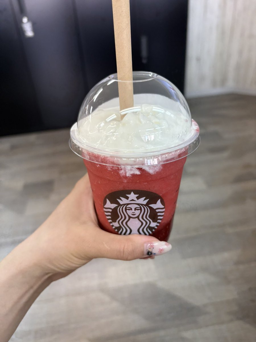 お疲れ様です！
お昼休みに植木さんが買ってきてくださった、本日発売の
#THE苺フラペチーノ 🍓を飲んだのですが…美味しすぎて即完飲してしまいました…
今までの中でトップ3に入るのでは…というぐらい果肉たっぷりで最高でした✨️
植木さん、ありがとうございました！
明日からも頑張ります🔥