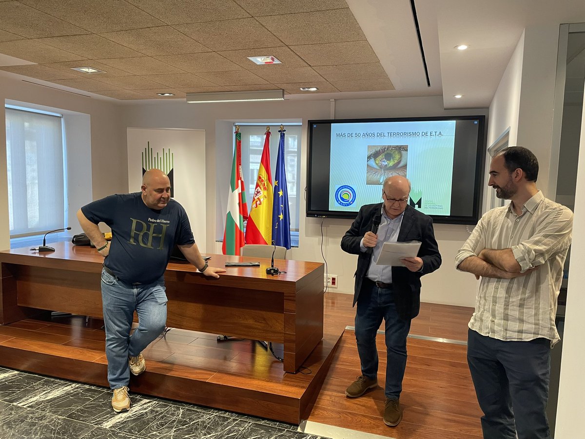 El IES Batalla de Clavijo de #Logroño fue en 2018 el primer centro riojano en llevar a las aulas el testimonio de las víctimas del terrorismo. Hoy 36 alumnos de ESO han visitado el <a href="/MemorialVT/">Centro Memorial VT</a> con 3 profesores de Historia. Muchas gracias a la <a href="/_ARVT_/">Asociación Riojana de Víctimas del Terrorismo</a> y a <a href="/k7727s/">Koldo S.M.C</a>