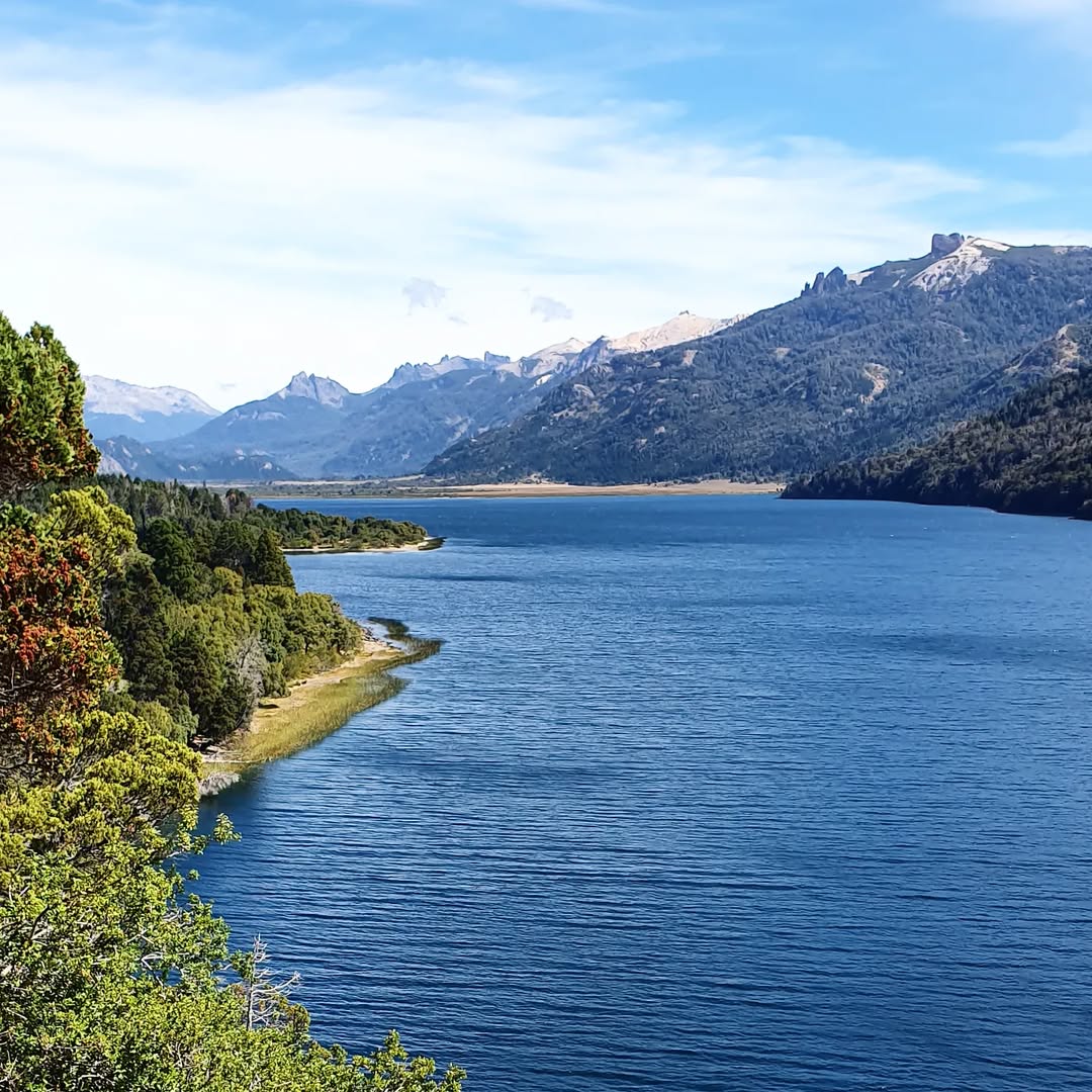 soymariche's tweet photo. #LagoFiloHuaHum, Parque Nacional Lanín. Espejos neuquinos para que agenden. Muy cerquita de San Martin de los Andes, un imperdible de playitas tranquilas. #ganasdefotos 👏🏼 #BuenMiercoles twitter! Patagonia Argentina nomás!🛶🍂🌄😉 https://t.co/t0WPFYgBCL