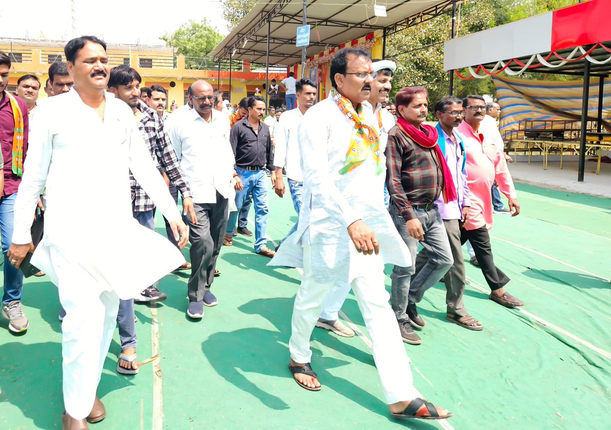 MLARajeshShukla's tweet image. इस अवसर पर बिजावर विधानसभा क्षेत्र के सभी मंडल अध्यक्ष व कार्यकर्ता बंधु मौजूद रहे। 

हमे पूर्ण विश्वास है की यह सम्मेलन पार्टी को बिजावर विधानसभा क्षेत्र में नई ऊर्जा और दिशा प्रदान करने वाला सिद्ध होगा।

#बिजावर_विधानसभा । #BJP । #RajeshShukla 
3/3