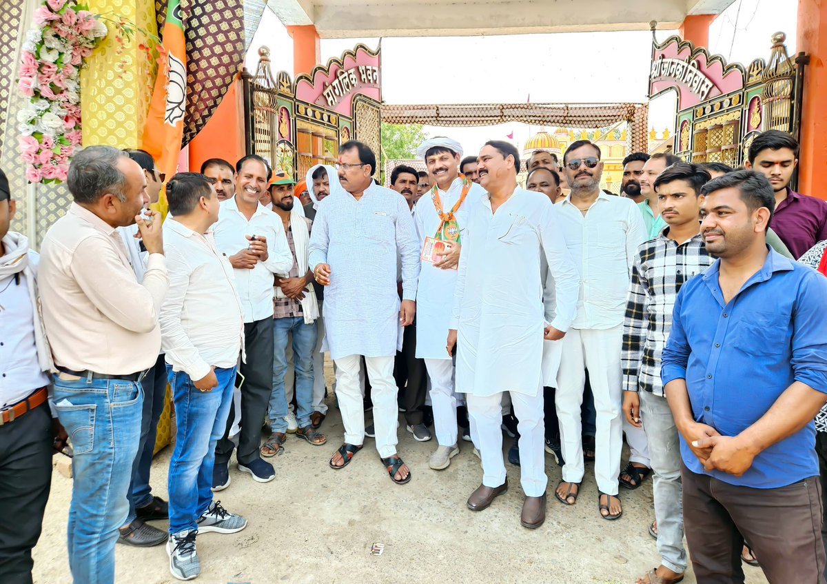 MLARajeshShukla's tweet image. इस अवसर पर बिजावर विधानसभा क्षेत्र के सभी मंडल अध्यक्ष व कार्यकर्ता बंधु मौजूद रहे। 

हमे पूर्ण विश्वास है की यह सम्मेलन पार्टी को बिजावर विधानसभा क्षेत्र में नई ऊर्जा और दिशा प्रदान करने वाला सिद्ध होगा।

#बिजावर_विधानसभा । #BJP । #RajeshShukla 
3/3