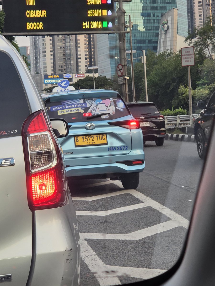 Gelvando's tweet photo. @Bluebirdgroup gini kelakuan drivermu https://t.co/czq6ii3lsI
