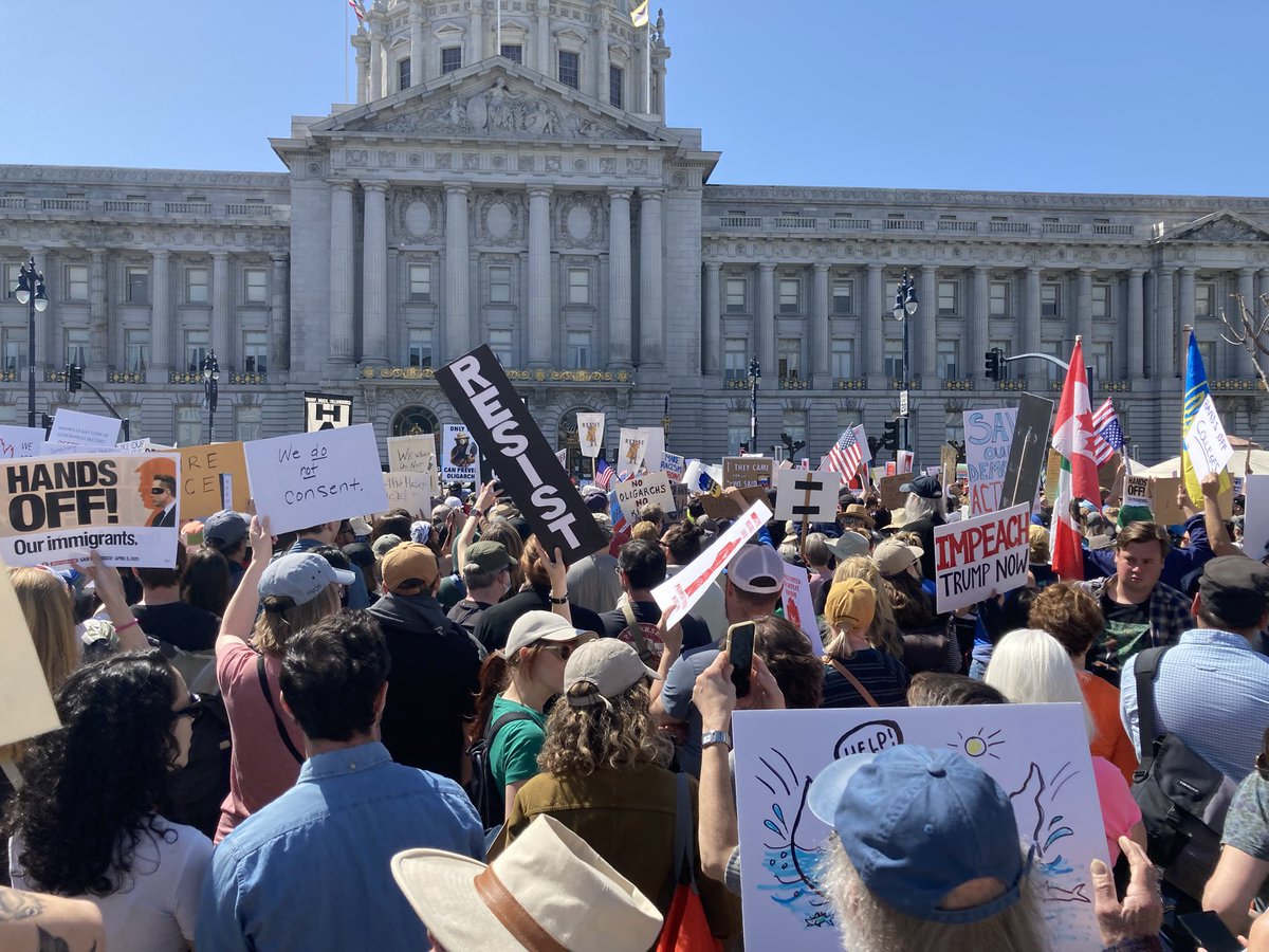 BrunoRguezP's tweet photo. Millones de ciudadanos estadounidenses y del mundo han dicho basta, en miles de protestas #HandsOff, ante los atropellos a la democracia y los #DDHH que promueve la plutocracia que gobierna EEUU.

Sus reclamos son legítimos ante los nuevos peligros que enfrenta la humanidad. https://t.co/riLC9KH9Ge