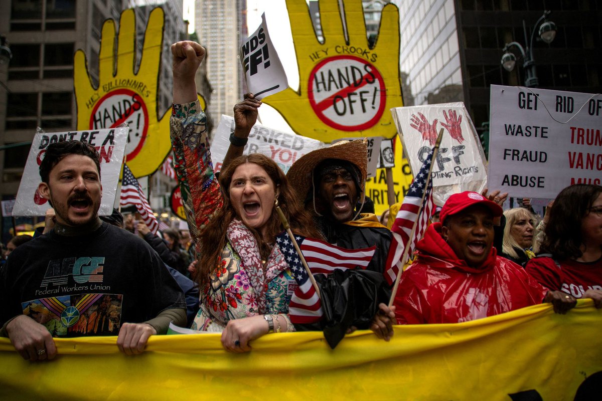 Millones de ciudadanos estadounidenses y del mundo han dicho basta, en miles de protestas #HandsOff, ante los atropellos a la democracia y los #DDHH que promueve la plutocracia que gobierna EEUU.

Sus reclamos son legítimos ante los nuevos peligros que enfrenta la humanidad.