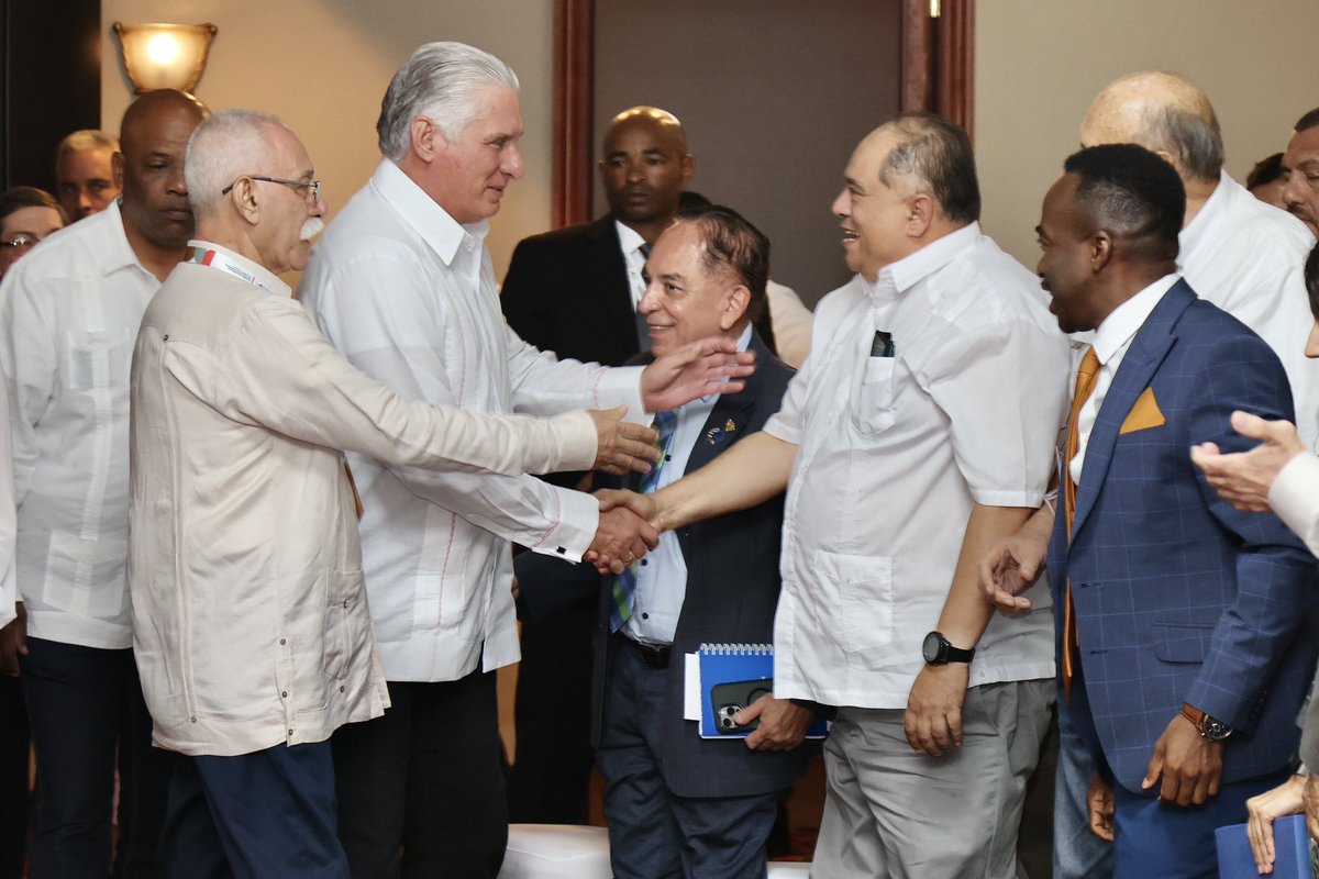 El presidente <a href="/DiazCanelB/">Miguel Díaz-Canel Bermúdez</a> a un grupo de colaboradores cubanos de salud y educación y a hondureños del movimiento de solidaridad con #Cuba dijo "Encuentro de solidaridad, amor , amistad y emancipación”, con quienes se reunió a poco de llegar a #Honduras.