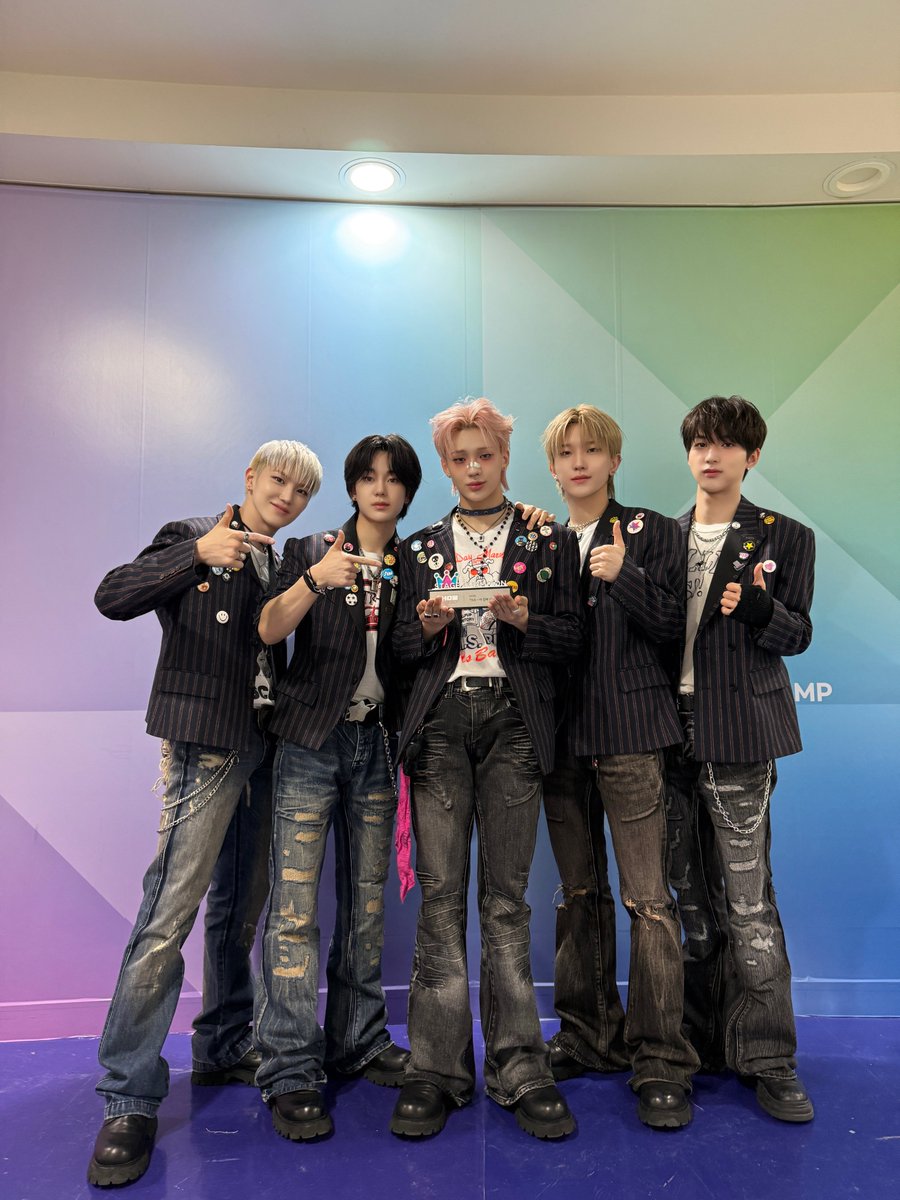 idolchamp1's tweet photo. #쇼챔피언 549회
👑STAGE CHAMPION TOP1👑

[ #TNX #티엔엑스 ]에게
트로피가 잘 전달되었어요💨

💙1위를 축하합니다💙

@TNX_Official @showchampion1 https://t.co/z9XZleuW4A