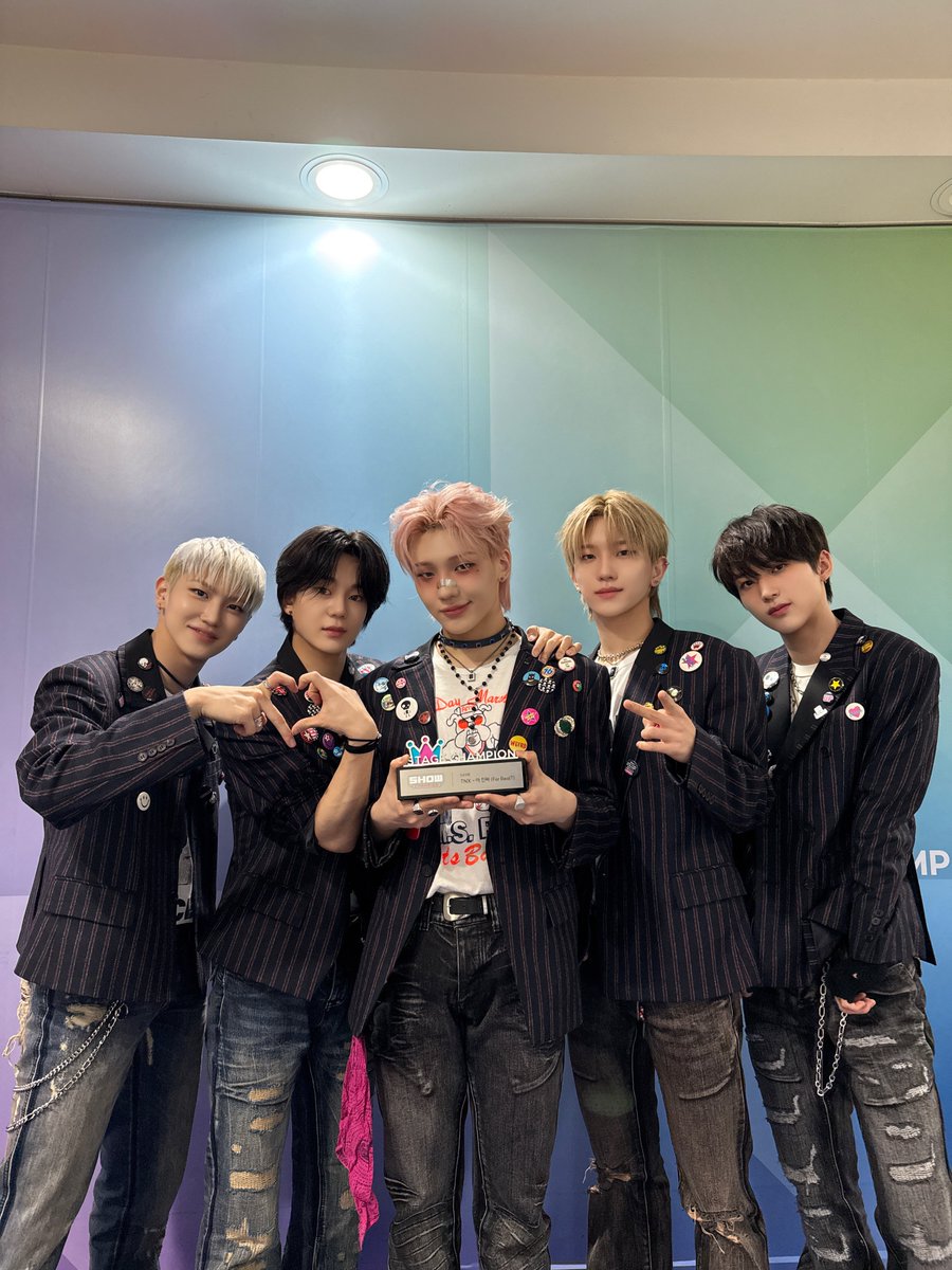 idolchamp1's tweet photo. #쇼챔피언 549회
👑STAGE CHAMPION TOP1👑

[ #TNX #티엔엑스 ]에게
트로피가 잘 전달되었어요💨

💙1위를 축하합니다💙

@TNX_Official @showchampion1 https://t.co/z9XZleuW4A