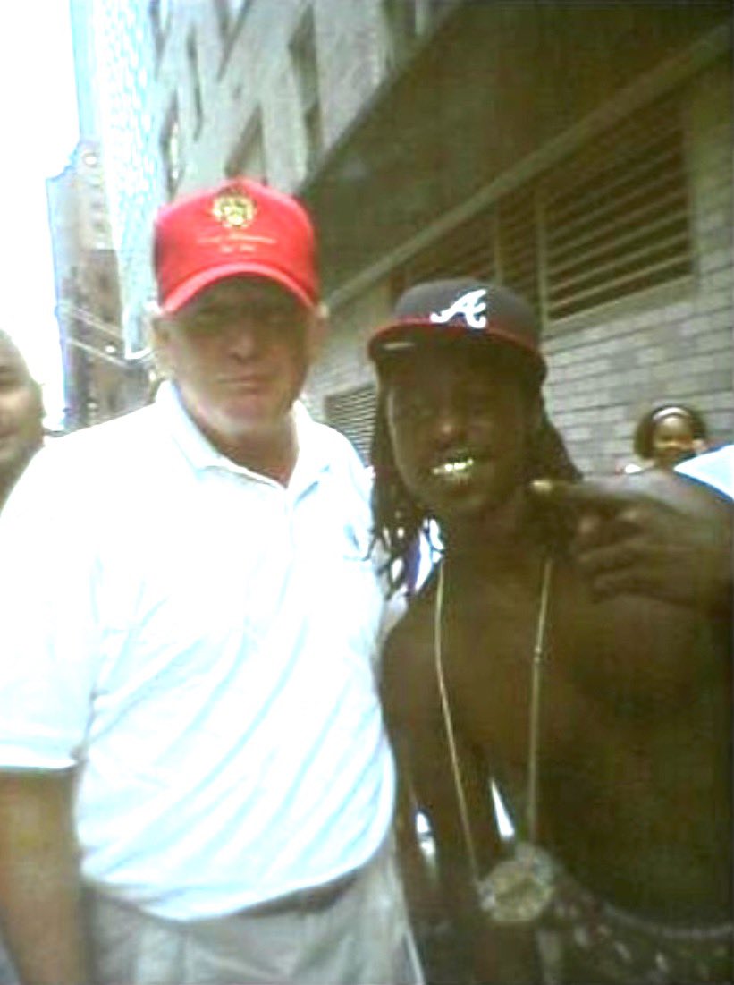 Kingpopcornpyp's tweet image. I gotta agree with @oldmanebro &amp;amp; @EBROINTHEAM about the 65 yr old retirees… that’s f’d up. #stockmarketcrash (Trump takes pic with young, black crypto investor from Atlanta) *global financial markets