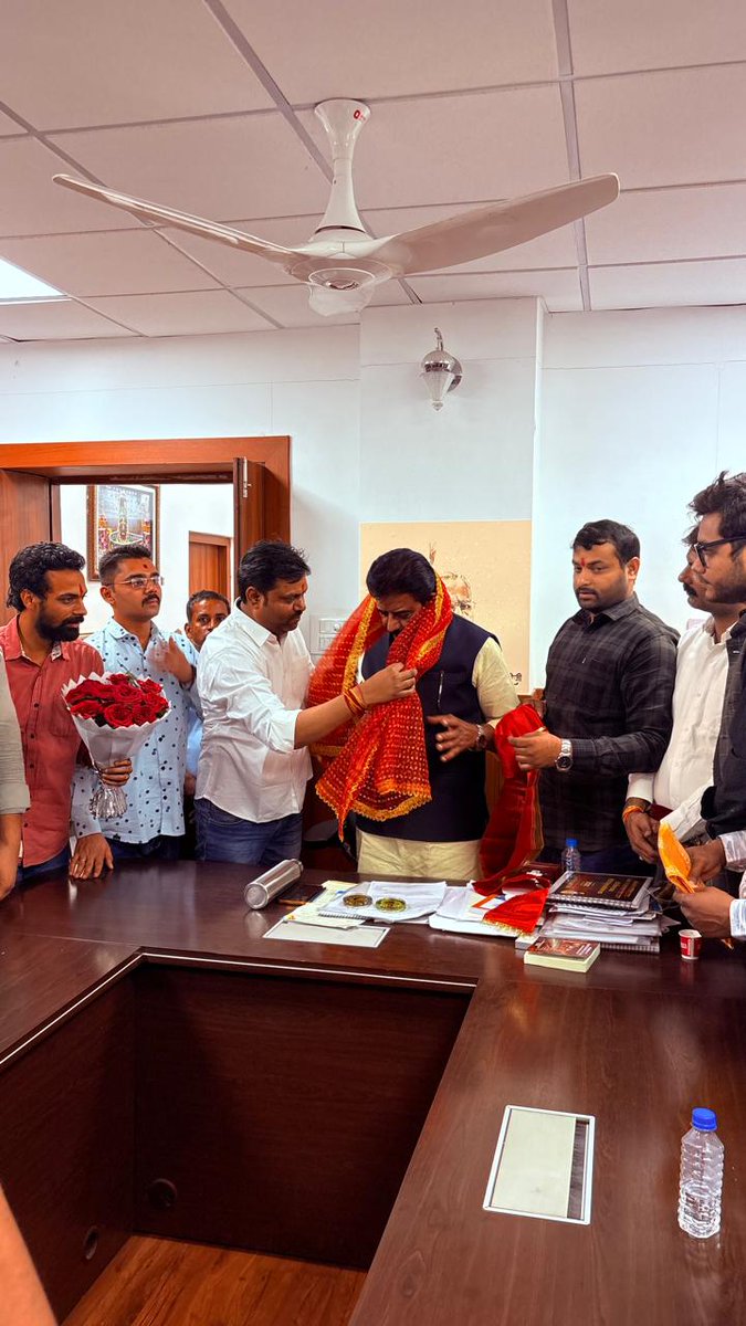 यशस्वी प्रधानमंत्री आदरणीय श्री <a href="/narendramodi/">Narendra Modi</a> जी द्वारा राष्ट्रहित में लिया गया एतिहासिक निर्णय #वक्फ बिल के समर्थन में <a href="/bjymforindore/">BJYMIndore</a> द्वारा सम्मानीय सांसद श्री <a href="/iShankarLalwani/">Shankar Lalwani - #IndoreAhead</a> जी राज्यसभा सांसद सुश्री <a href="/KavitaPatidar_/">Dr Kavita Patidar</a>जी,श्री #सुमेरसिंहावलंकी जी को गुलदस्ता भेंटकर अभिनंदन किया