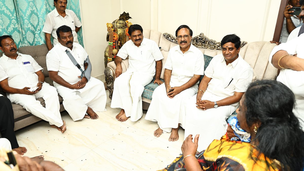 SPK_TNCC's tweet photo. தமிழ்நாடு காங்கிரஸ் கமிட்டியின் முன்னாள் தலைவரும், தமிழக மக்களால் பேரன்போடு இலக்கியச் செல்வர் என்று அழைக்கப்பட்ட டாக்டர் குமரி அனந்தன் அவர்கள் இறுதி அஞ்சலி செலுத்தினேன். 

நிகழ்வின் போது, தமிழ்நாடு காங்கிரஸ் கமிட்டியின் துணைத்தலைவர் திரு.சொர்ணா சேதுராமன் உள்ளிட்ட காங்கிரஸ் நிர்வாகிகள் உடனிருந்தார்கள்.

(1/2)