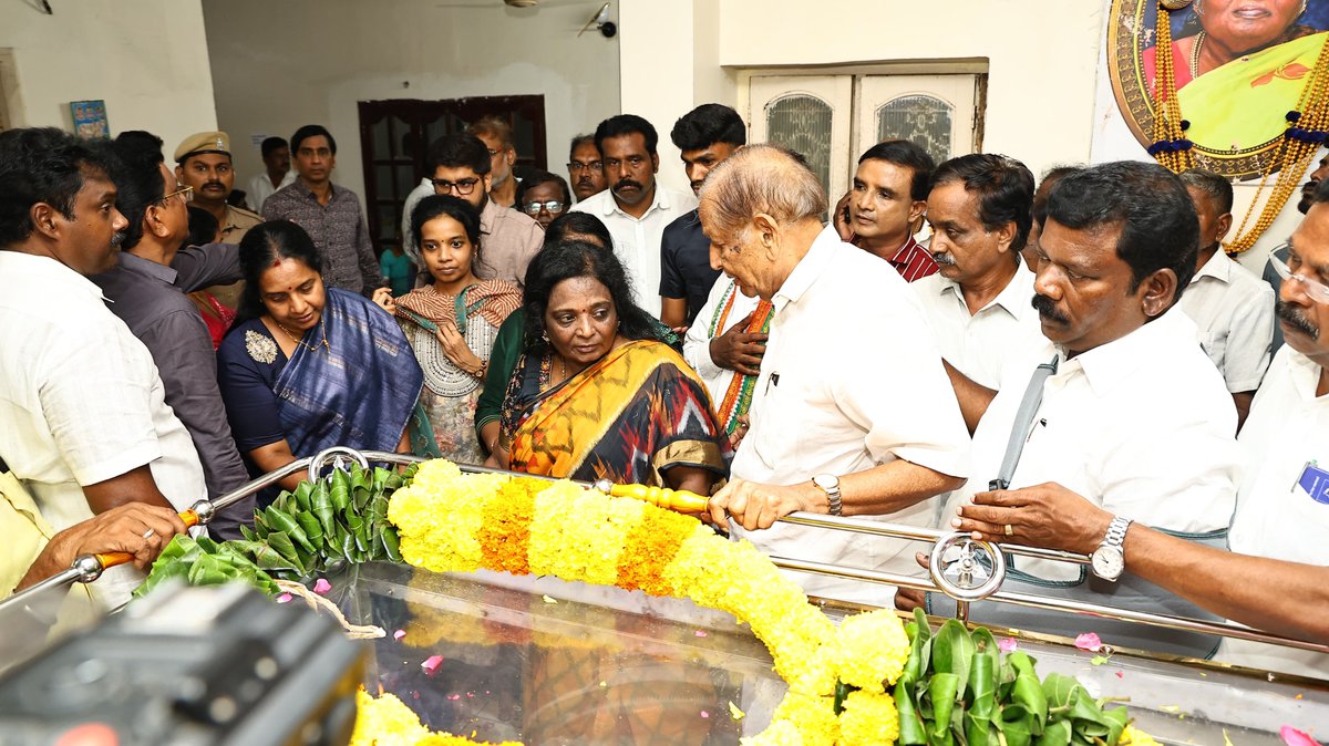 SPK_TNCC's tweet photo. தமிழ்நாடு காங்கிரஸ் கமிட்டியின் முன்னாள் தலைவரும், தமிழக மக்களால் பேரன்போடு இலக்கியச் செல்வர் என்று அழைக்கப்பட்ட டாக்டர் குமரி அனந்தன் அவர்கள் இறுதி அஞ்சலி செலுத்தினேன். 

நிகழ்வின் போது, தமிழ்நாடு காங்கிரஸ் கமிட்டியின் துணைத்தலைவர் திரு.சொர்ணா சேதுராமன் உள்ளிட்ட காங்கிரஸ் நிர்வாகிகள் உடனிருந்தார்கள்.

(1/2)